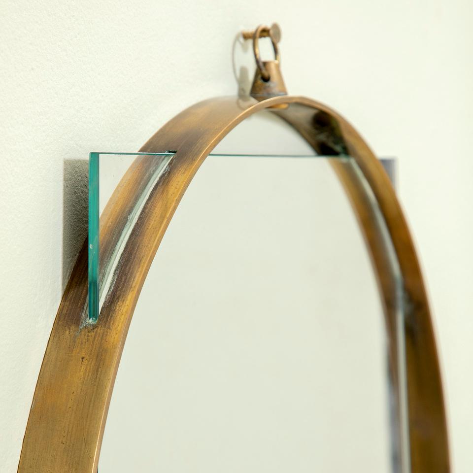 Mid-20th Century 20e siècle, Fontana Arte Petit miroir suspendu avec cadre en laiton, années 50 en vente