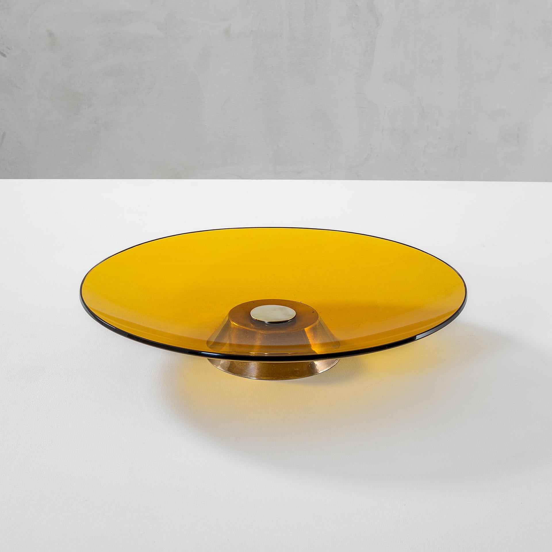 Très beau centre de table conçu par Max Ingrand pour Fontana Arte, modèle 2039, conçu dans les années 60. Le bol a une base en métal argenté puis il est entièrement en verre coloré (orange). Ce centre de table est parfait pour être placé au milieu