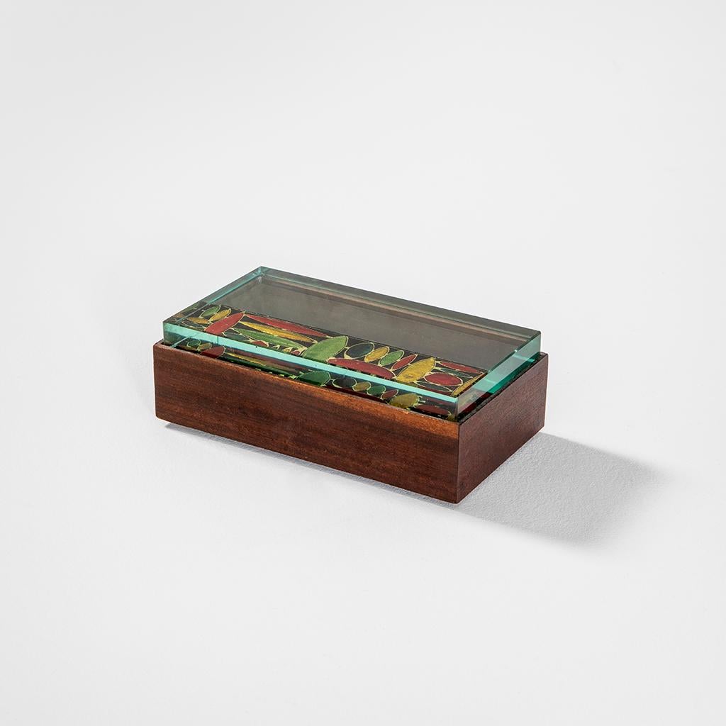 Very beautiful box designed in '50s and produced by Fontana Arte. The box is in wood and has a very peculiar top cover in ground painted glass. Perfect for keeping jewelry or other objects.
Very good condition.