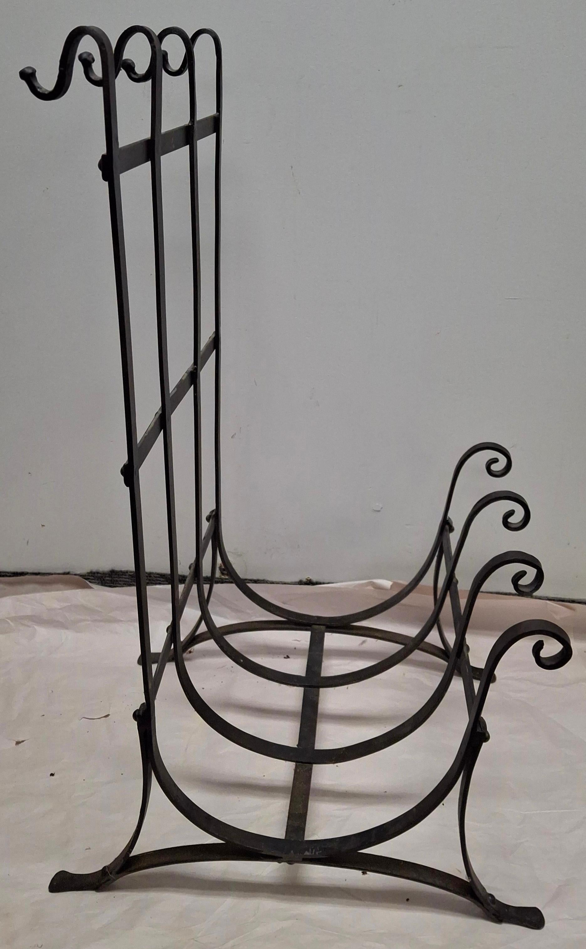Supporto per serratura del caminetto in ferro forgiato e martellato del XX secolo con set di strumenti in vendita 3