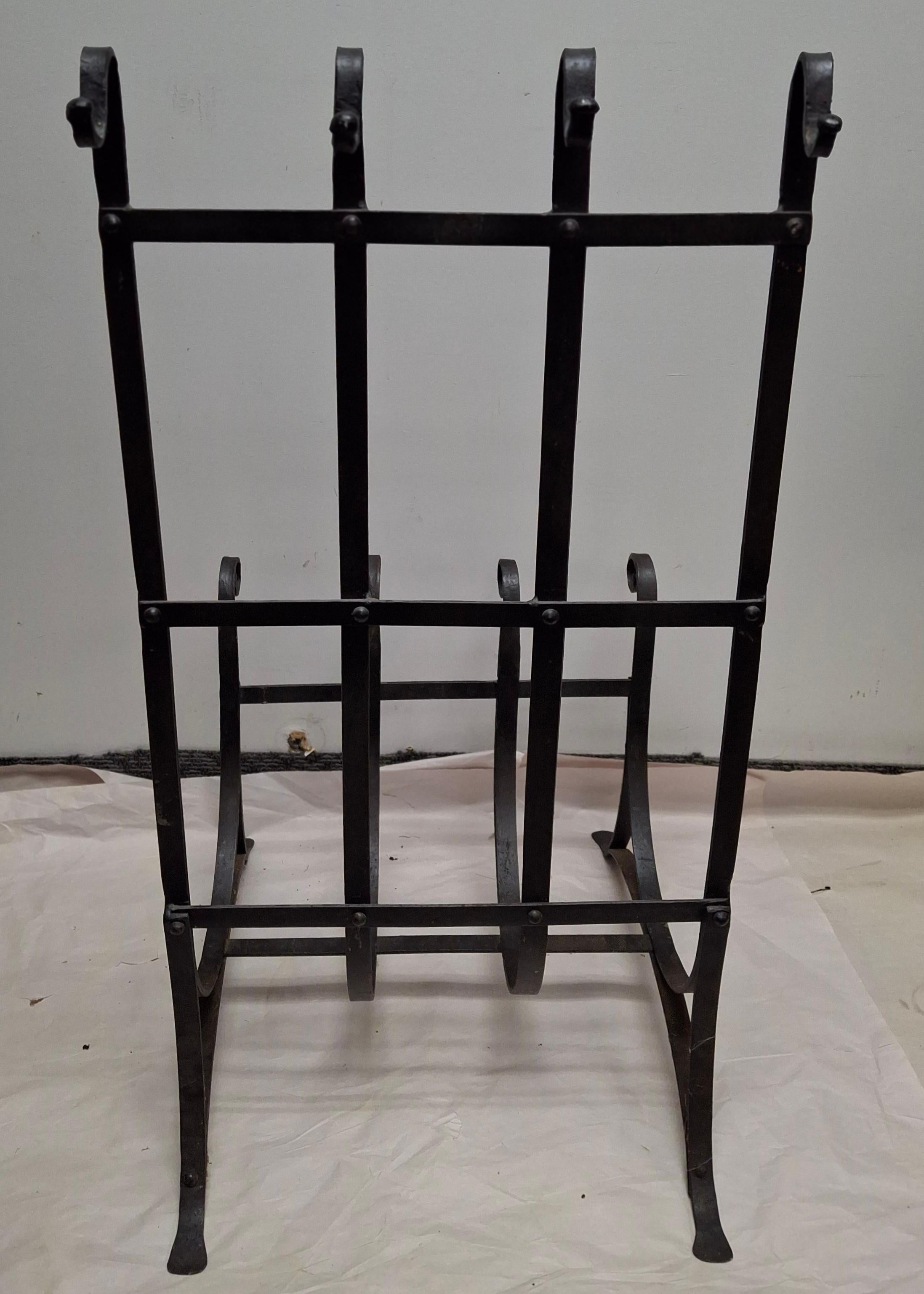 Supporto per serratura del caminetto in ferro forgiato e martellato del XX secolo con set di strumenti in vendita 4