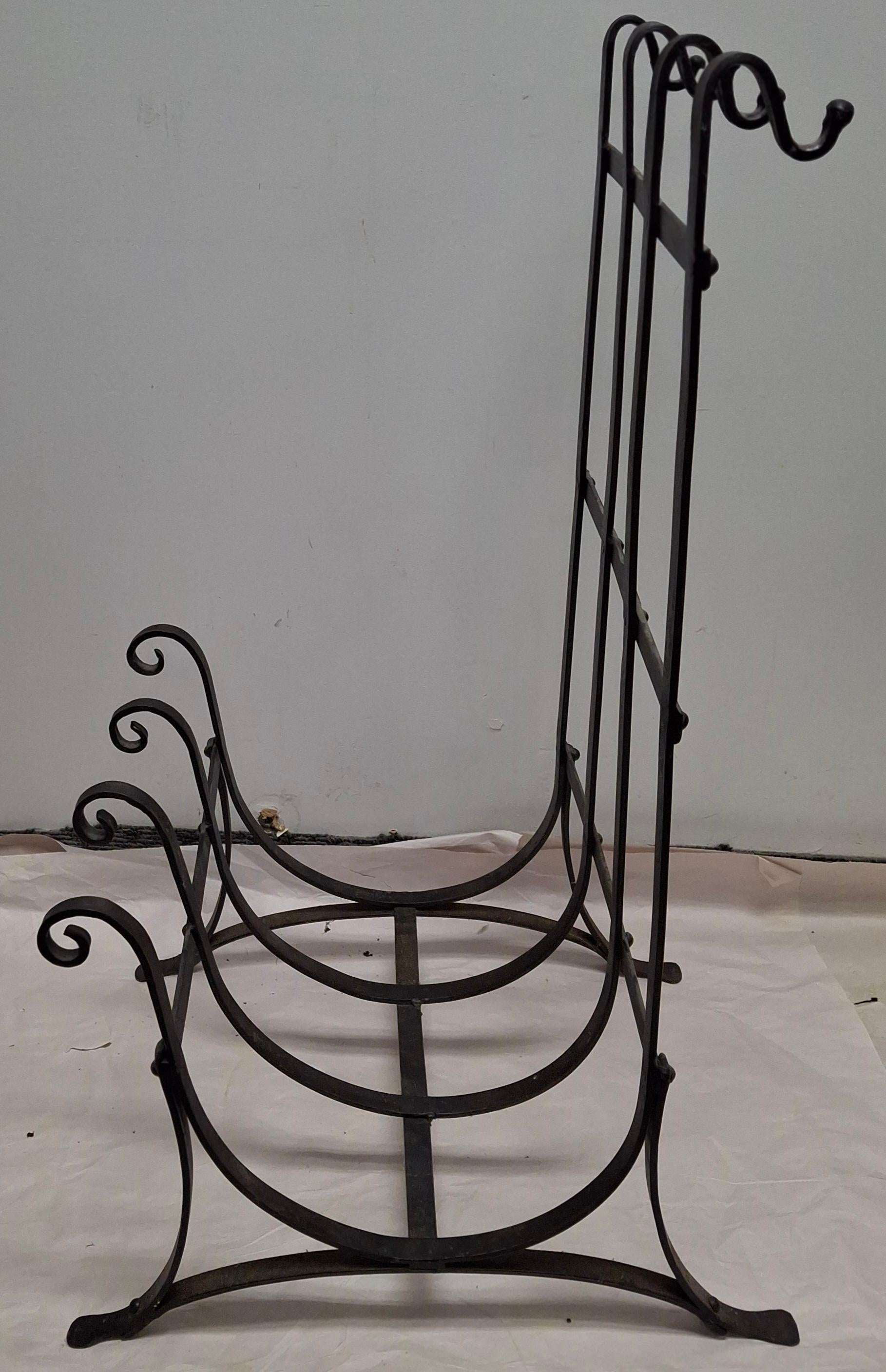 Supporto per serratura del caminetto in ferro forgiato e martellato del XX secolo con set di strumenti in vendita 5