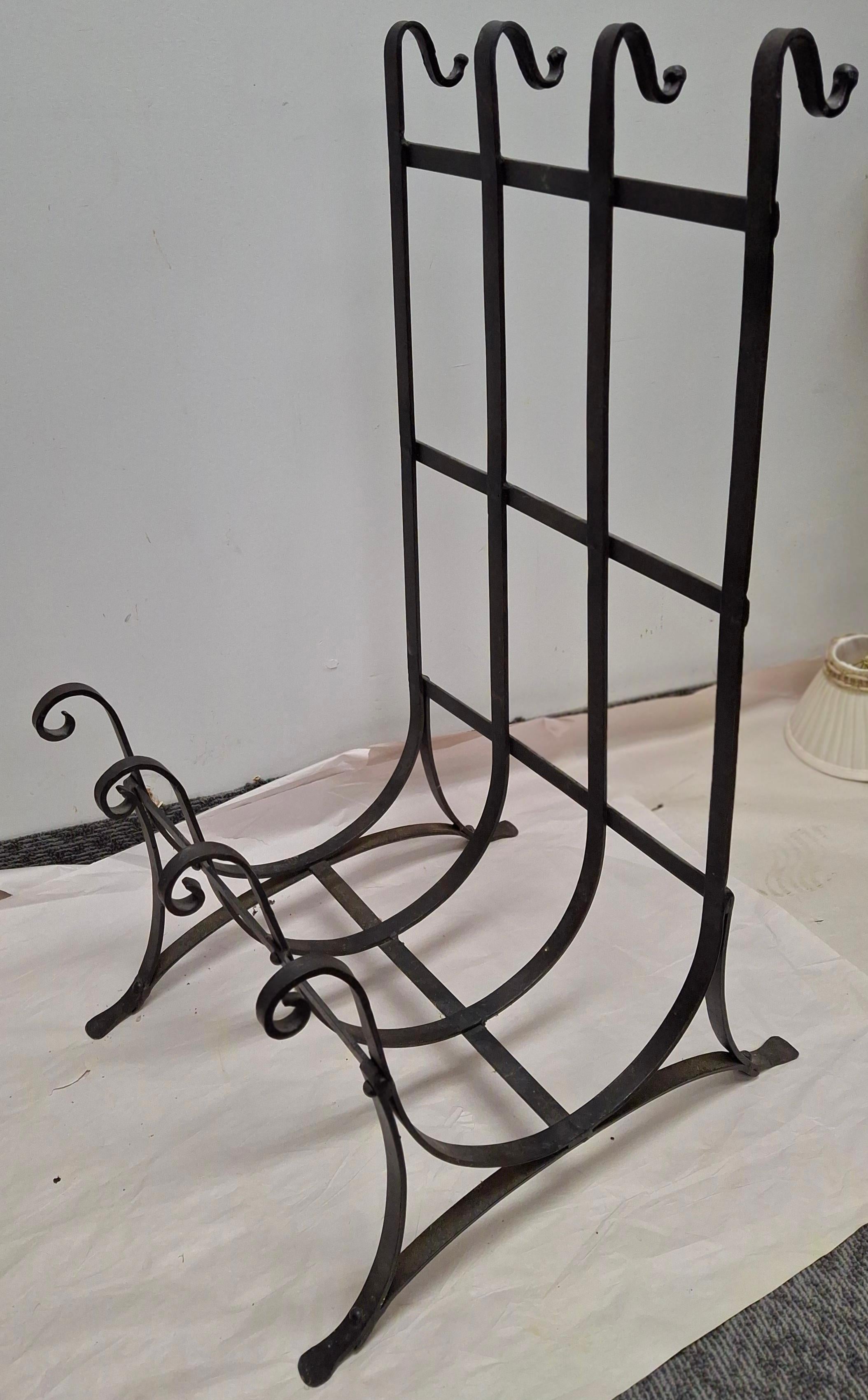 Supporto per serratura del caminetto in ferro forgiato e martellato del XX secolo con set di strumenti in vendita 6