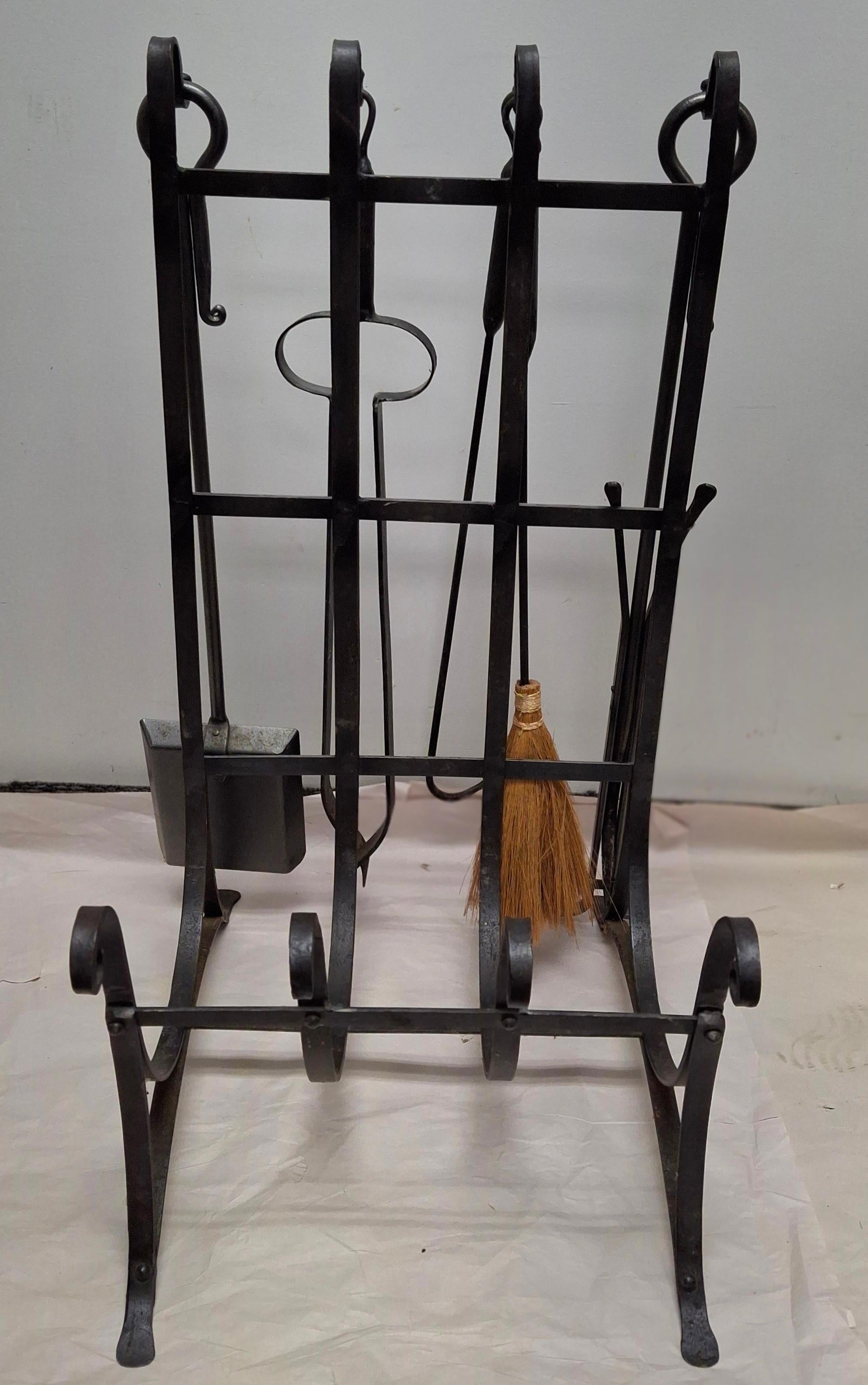 Supporto per serratura del caminetto in ferro forgiato e martellato del XX secolo con set di strumenti
Porta lucchetto e supporto Misure: 16