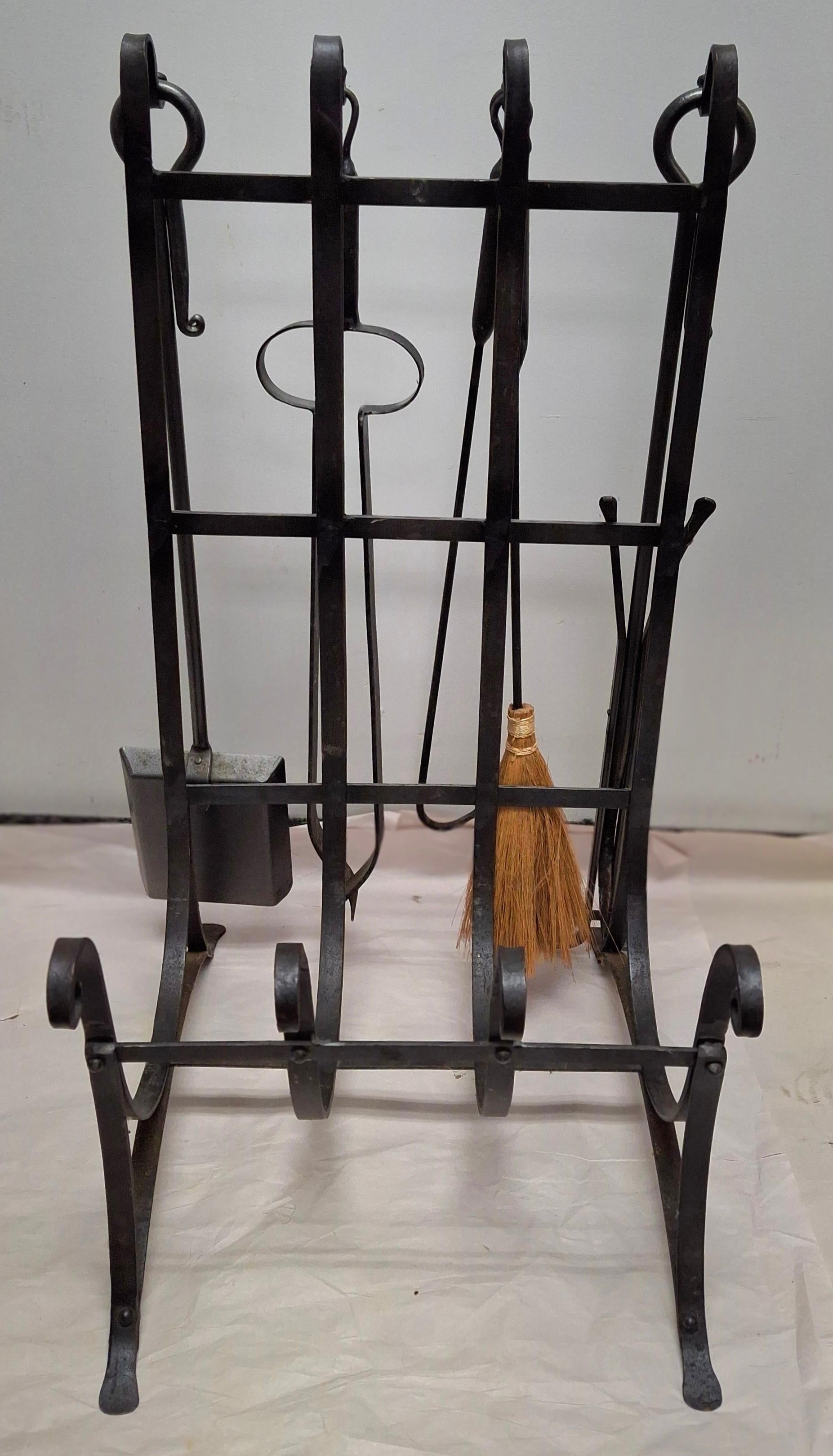 Coloniale americano Supporto per serratura del caminetto in ferro forgiato e martellato del XX secolo con set di strumenti in vendita