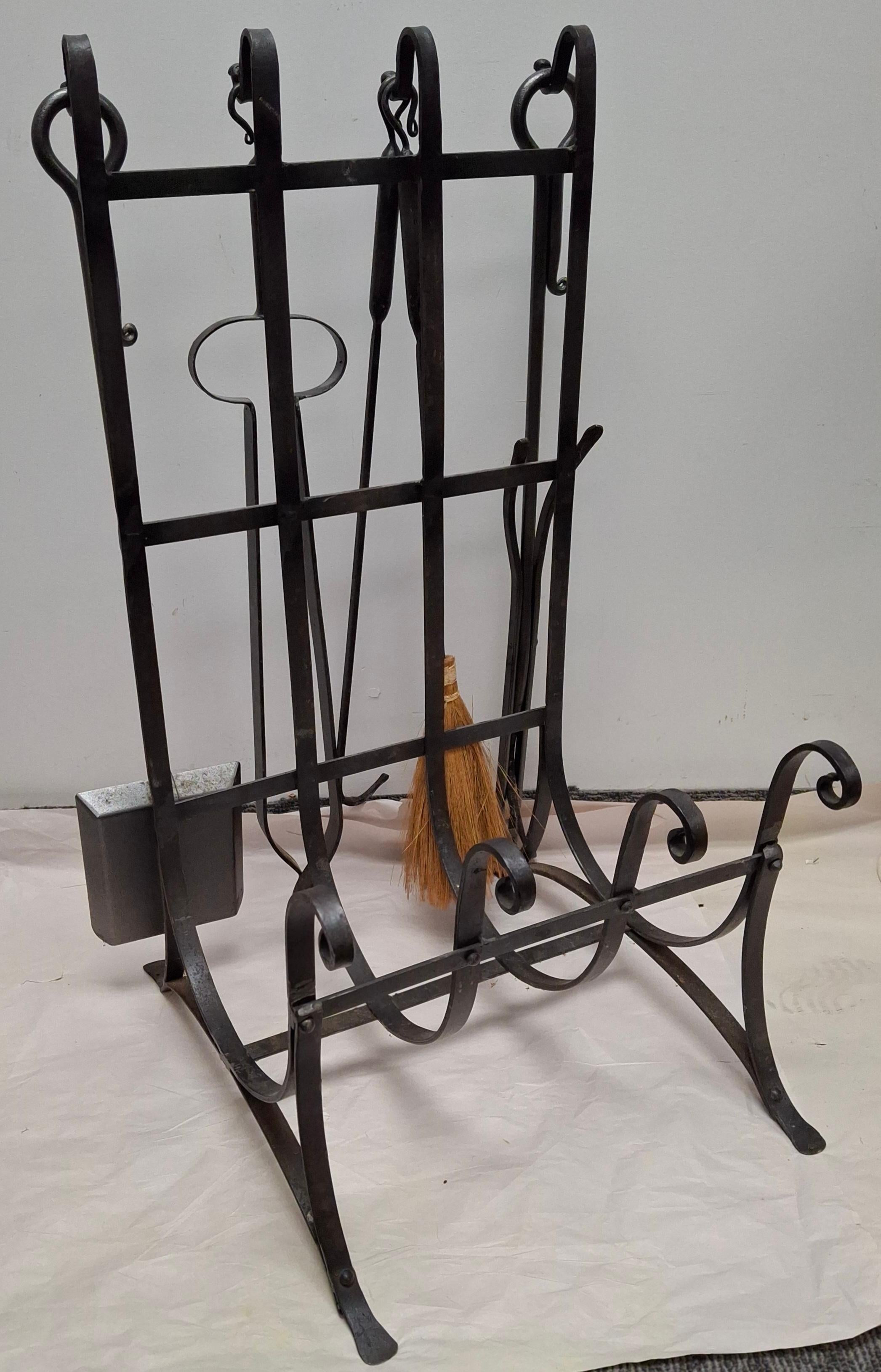 Americano Supporto per serratura del caminetto in ferro forgiato e martellato del XX secolo con set di strumenti in vendita