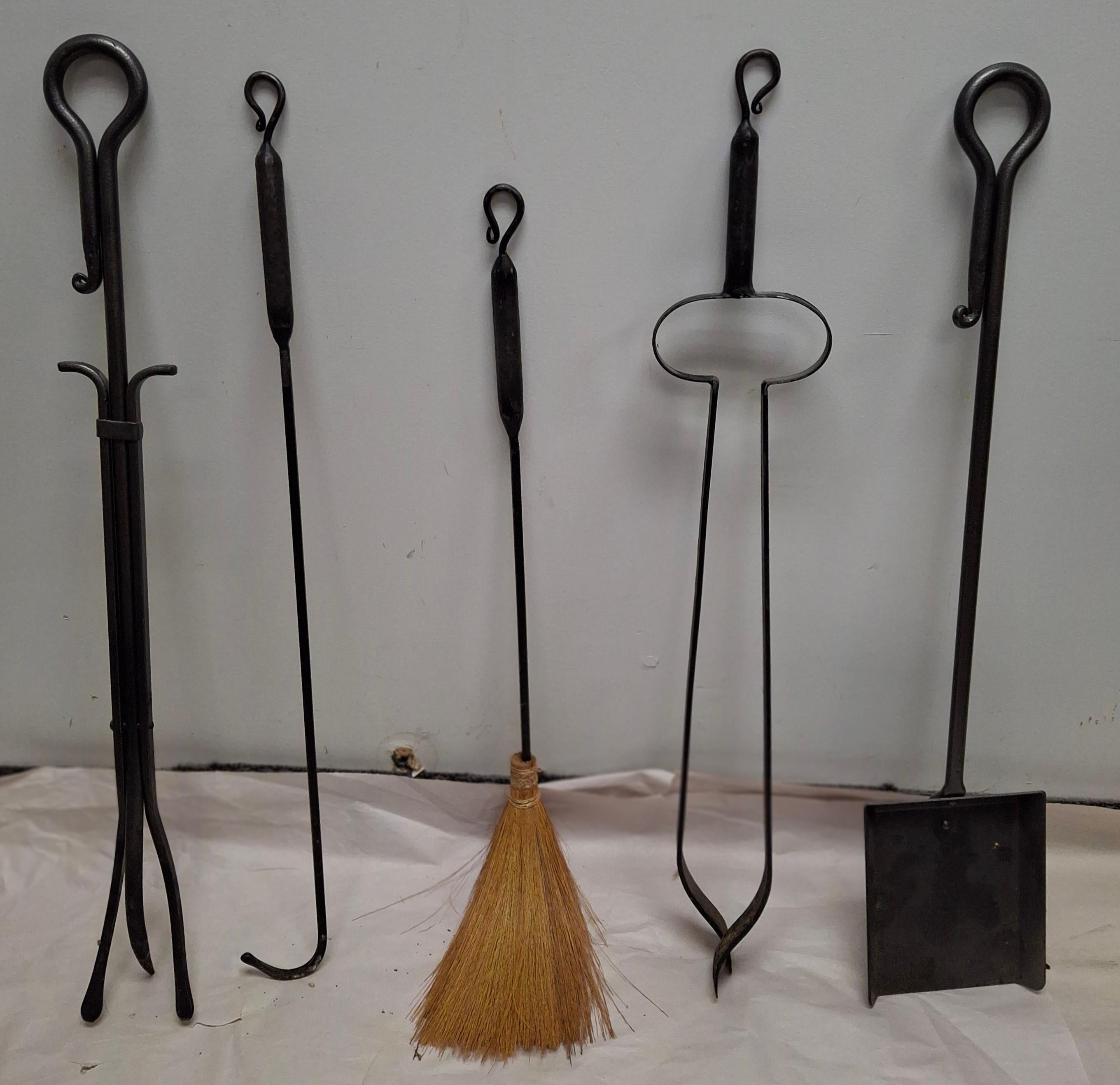 Supporto per serratura del caminetto in ferro forgiato e martellato del XX secolo con set di strumenti In condizioni buone in vendita a Germantown, MD