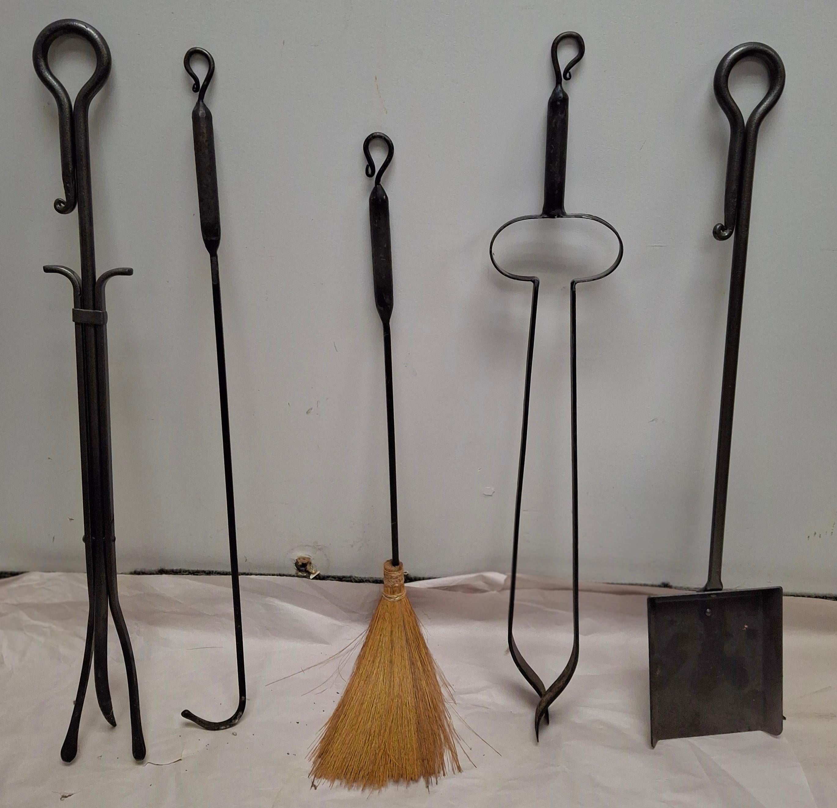Ferro Supporto per serratura del caminetto in ferro forgiato e martellato del XX secolo con set di strumenti in vendita