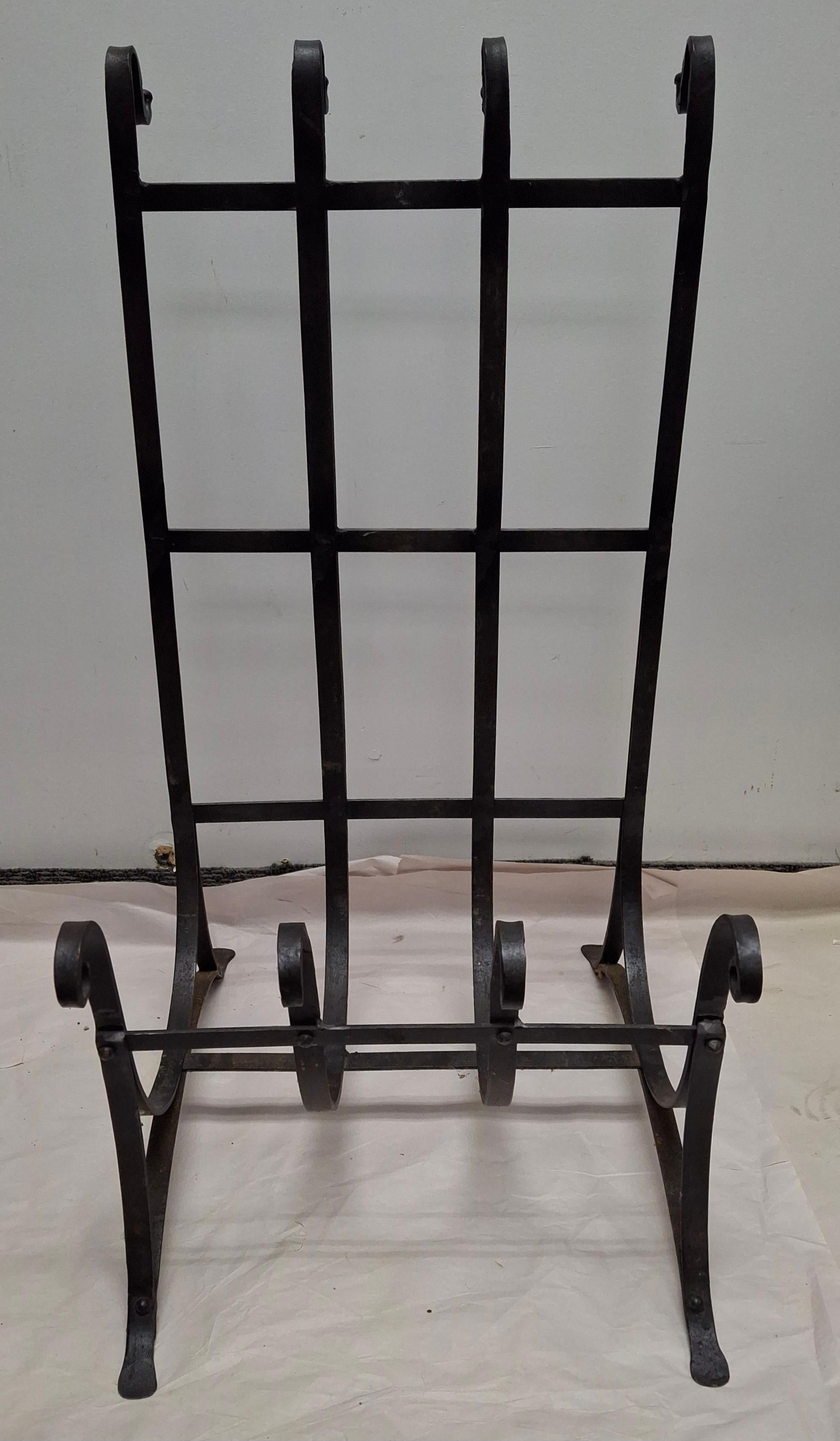 Supporto per serratura del caminetto in ferro forgiato e martellato del XX secolo con set di strumenti in vendita 1