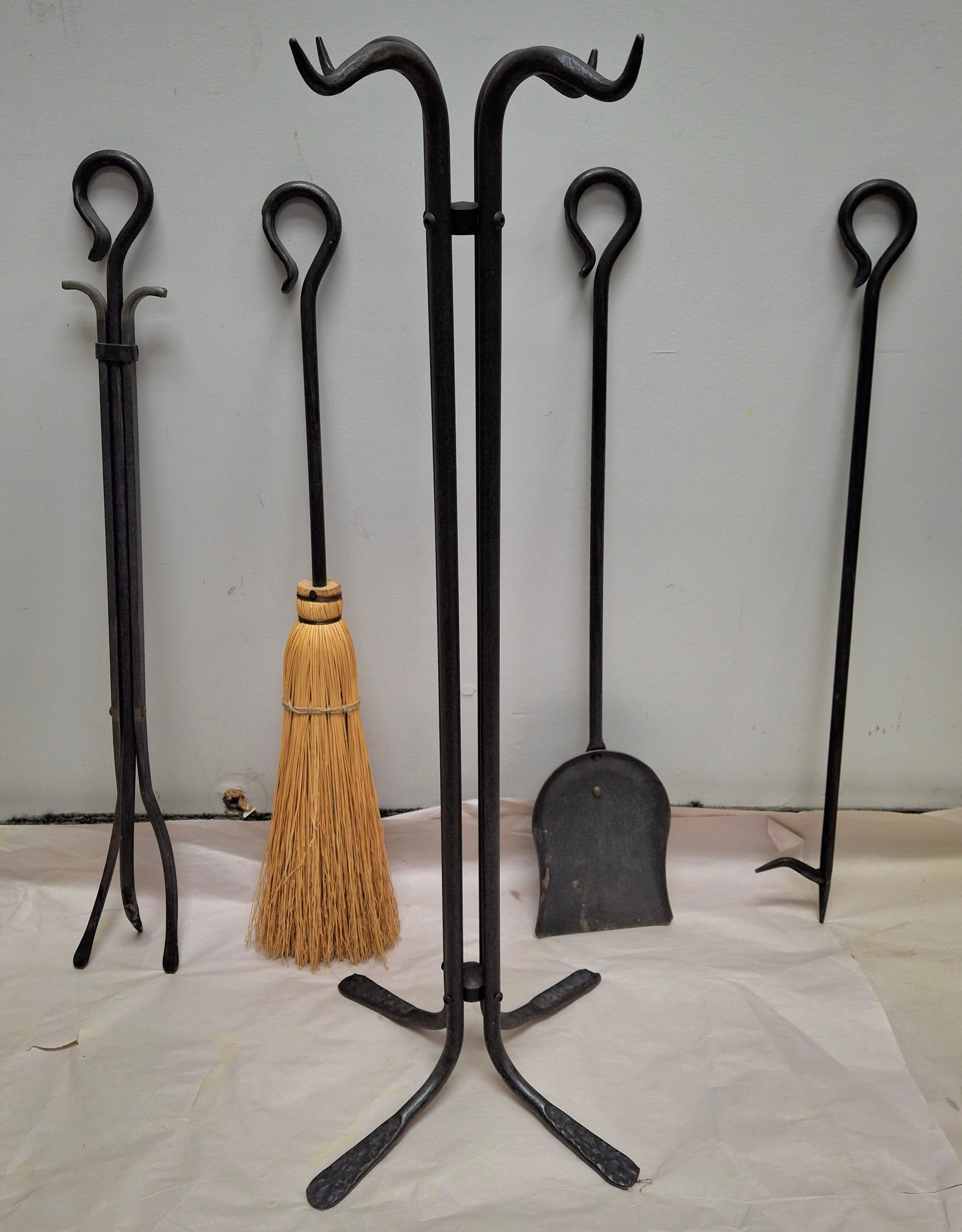 Portacamino in ferro forgiato e martellato del XX secolo con set di utensili in vendita 4