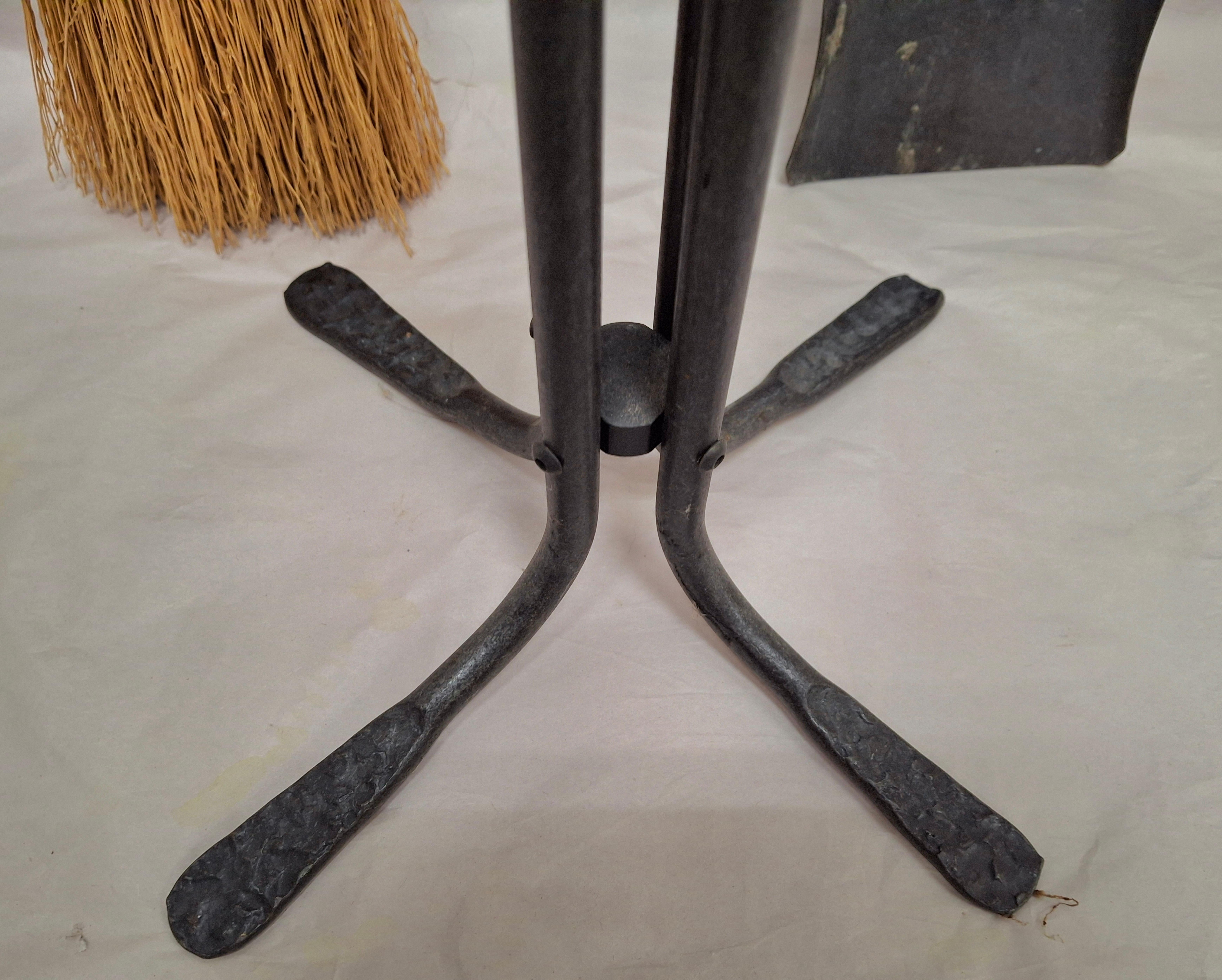 Portacamino in ferro forgiato e martellato del XX secolo con set di utensili in vendita 6