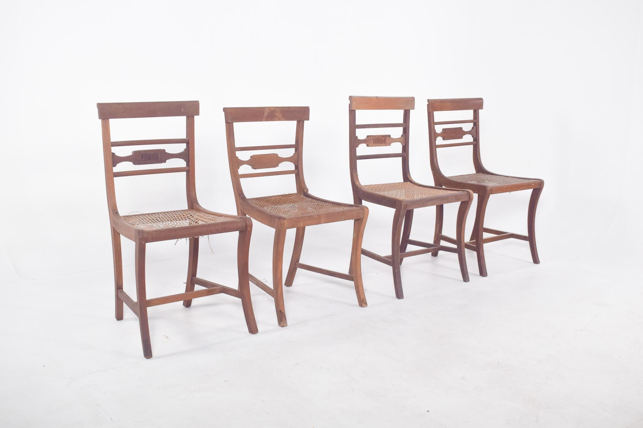 Quattro sedie con schienale in paglia. Realizzato a mano, con linee ispirate allo stile Eleg, caratterizzato dalla sobrietà e dall'eleganza delle forme. I dorsi presentano delle traverse orizzontali, con quella centrale tagliata e decorata con un
