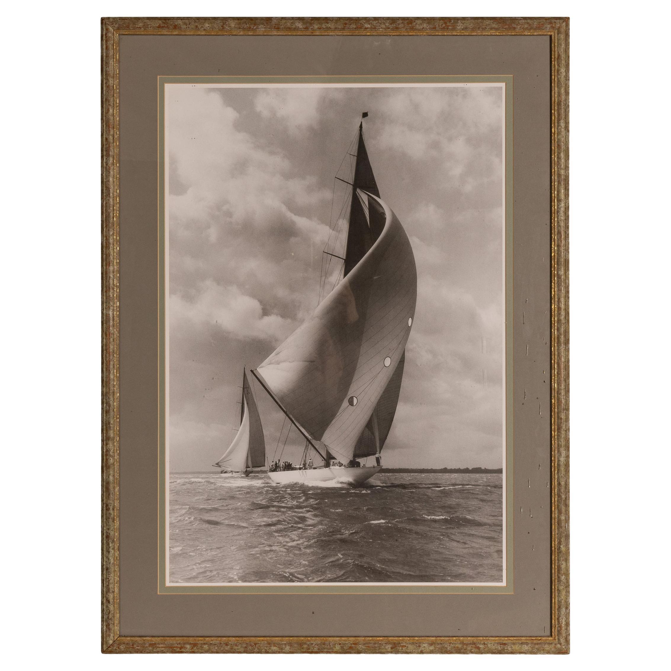 Stampa del 20° secolo incorniciata di Beken of Cowes sullo yacht da regata 'Velsheda', C.C.