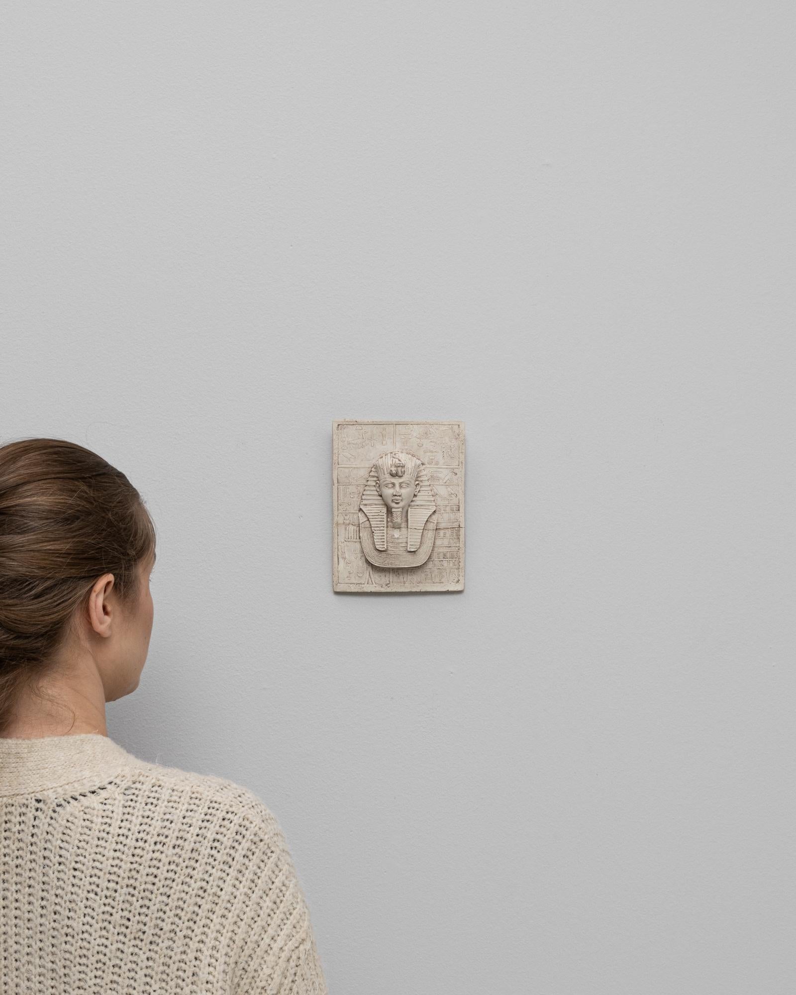 20. Jahrhundert Frankreich Keramik König Tut Wandtafel (Französisch) im Angebot