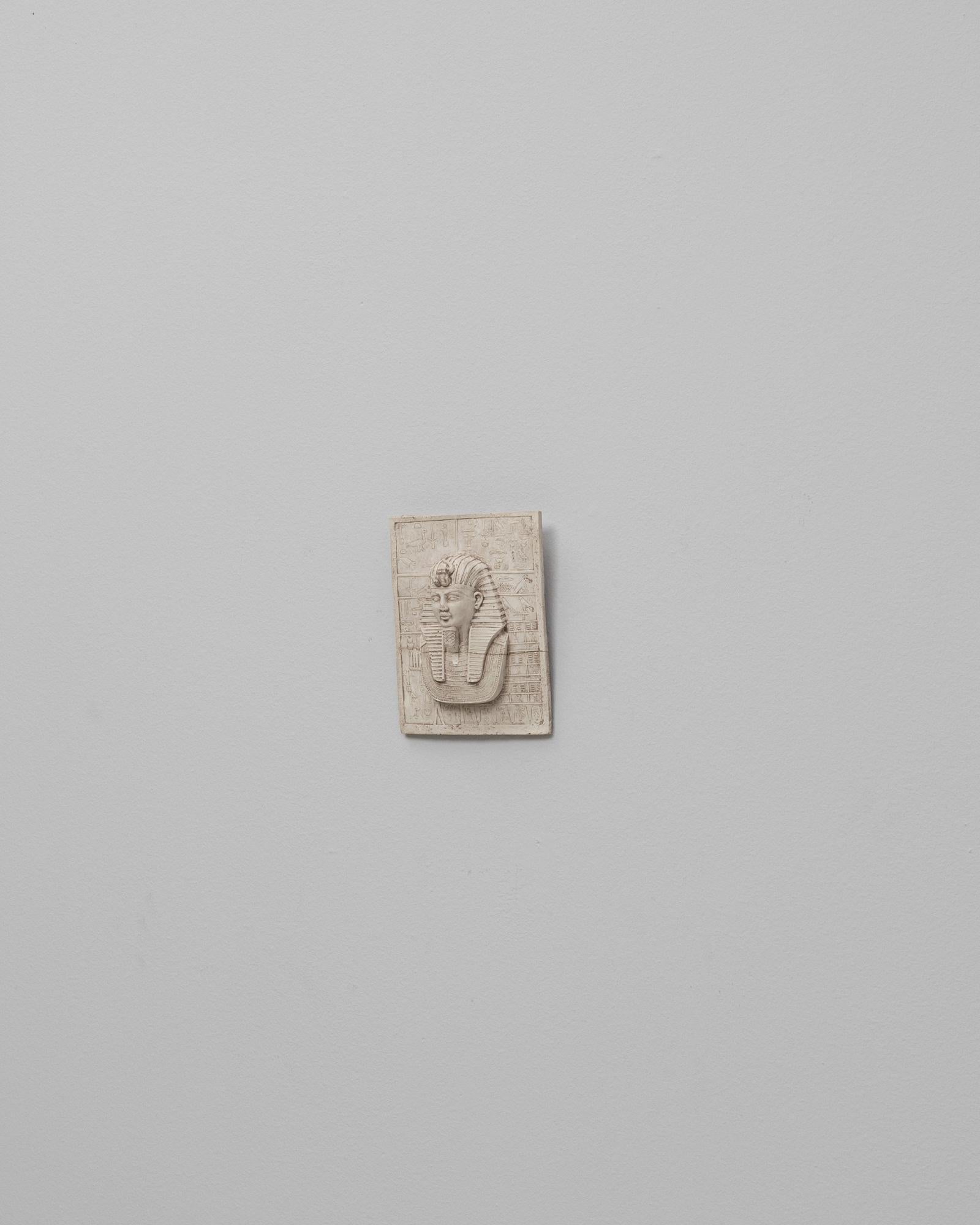 20. Jahrhundert Frankreich Keramik König Tut Wandtafel im Zustand „Gut“ im Angebot in High Point, NC