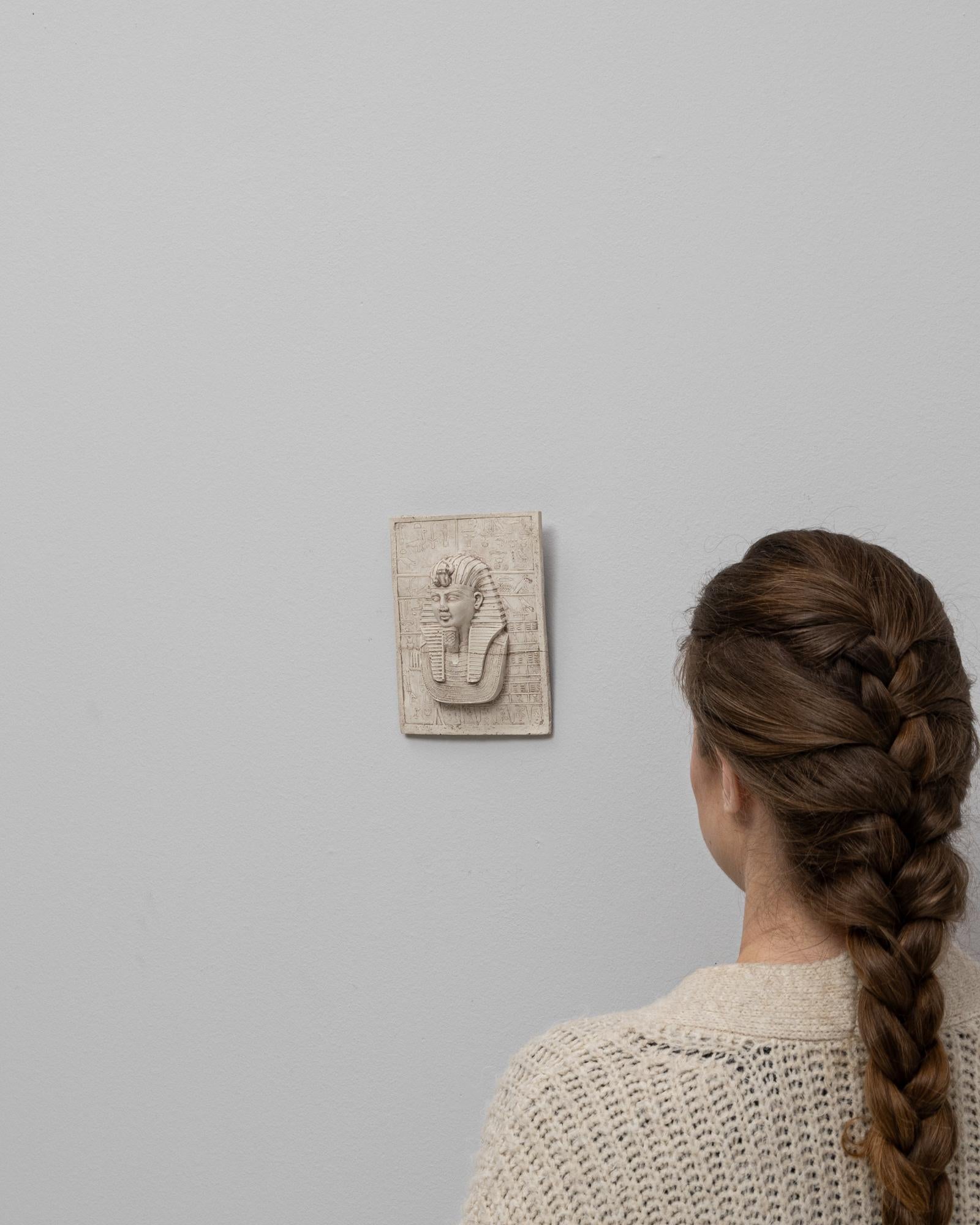 20. Jahrhundert Frankreich Keramik König Tut Wandtafel im Angebot 1