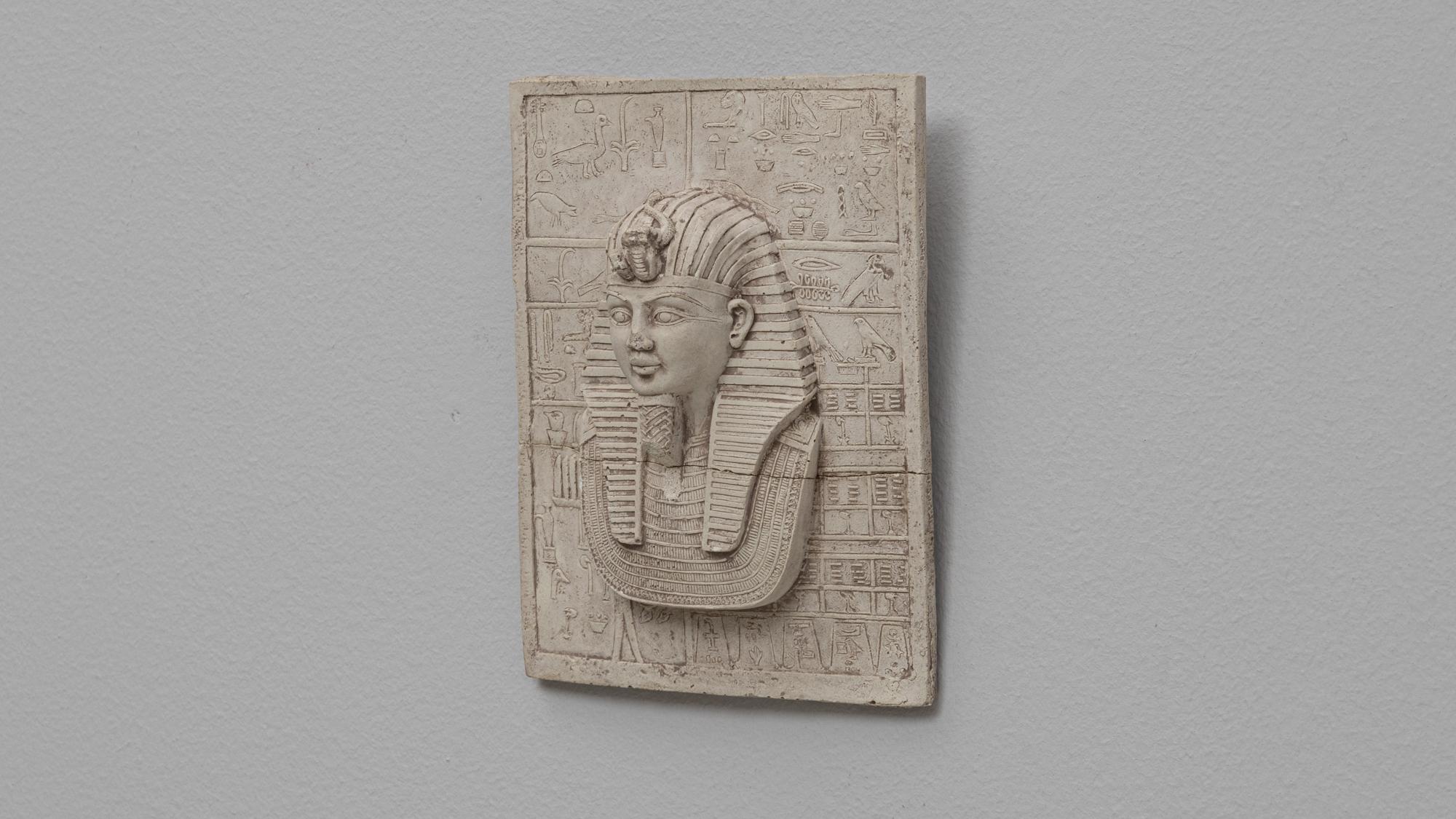 20. Jahrhundert Frankreich Keramik König Tut Wandtafel im Angebot 3