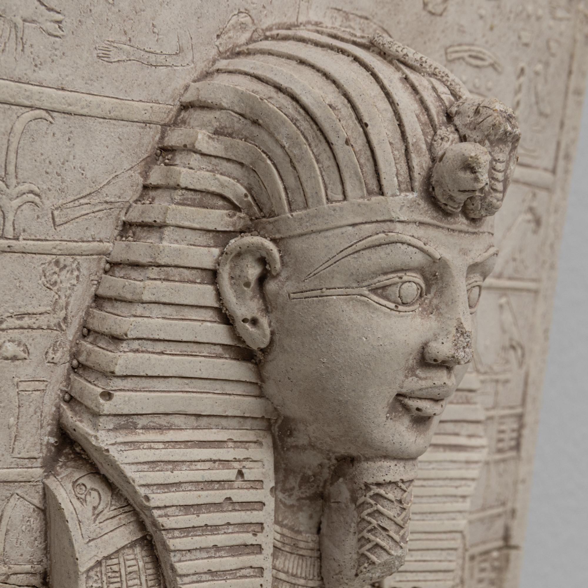 20. Jahrhundert Frankreich Keramik König Tut Wandtafel im Angebot 4