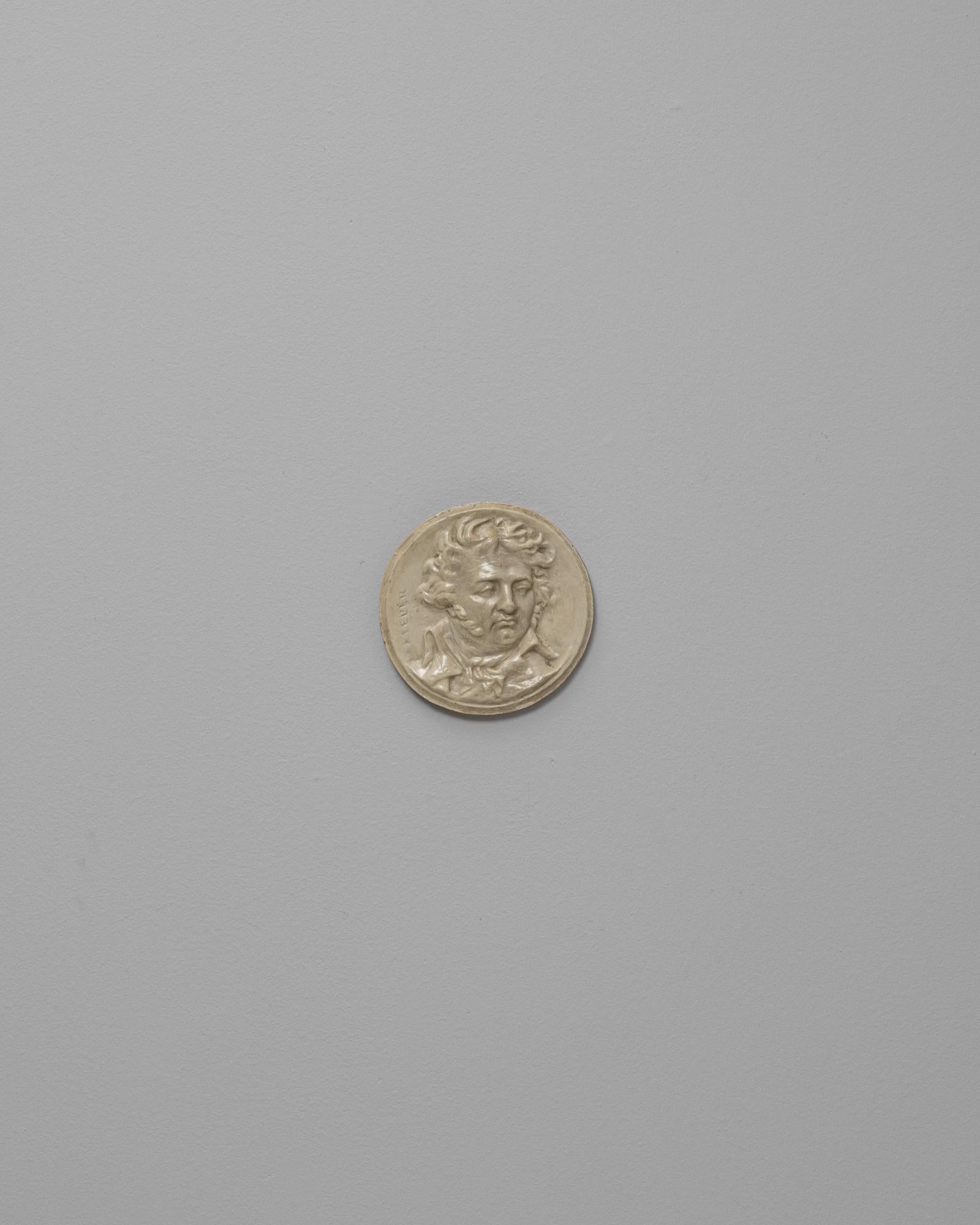 Französische keramische Wandkunst des 20. Jahrhunderts von Kleber. Dieses fein modellierte Keramikmedaillon stellt eine vornehme männliche Figur in Relief dar, die mit ausdrucksstarken Details und skulpturaler Tiefe wiedergegeben ist. Das vom