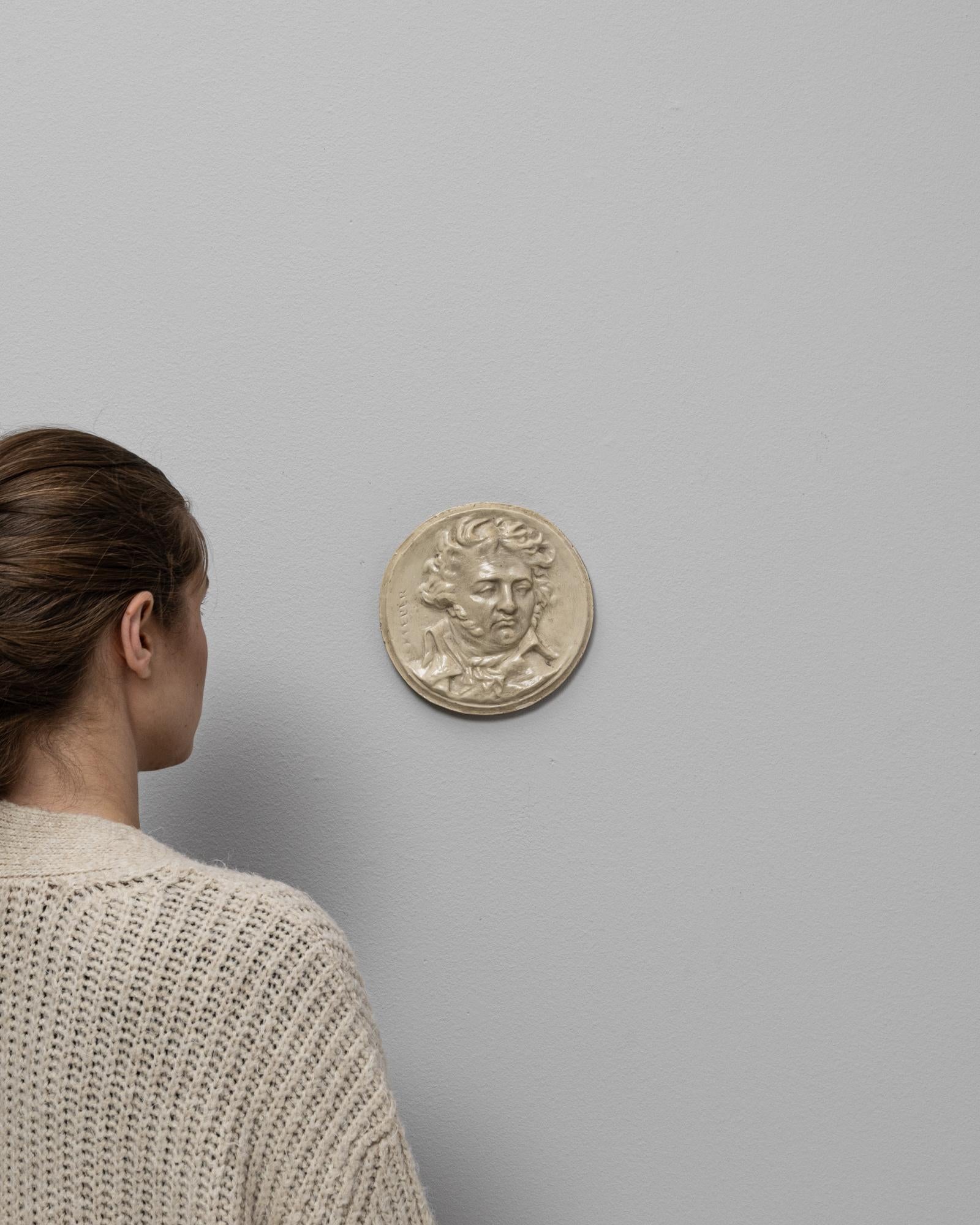 20. Jahrhundert Frankreich keramische Wand Kunst eines Mannes von Kleber (Französisch) im Angebot