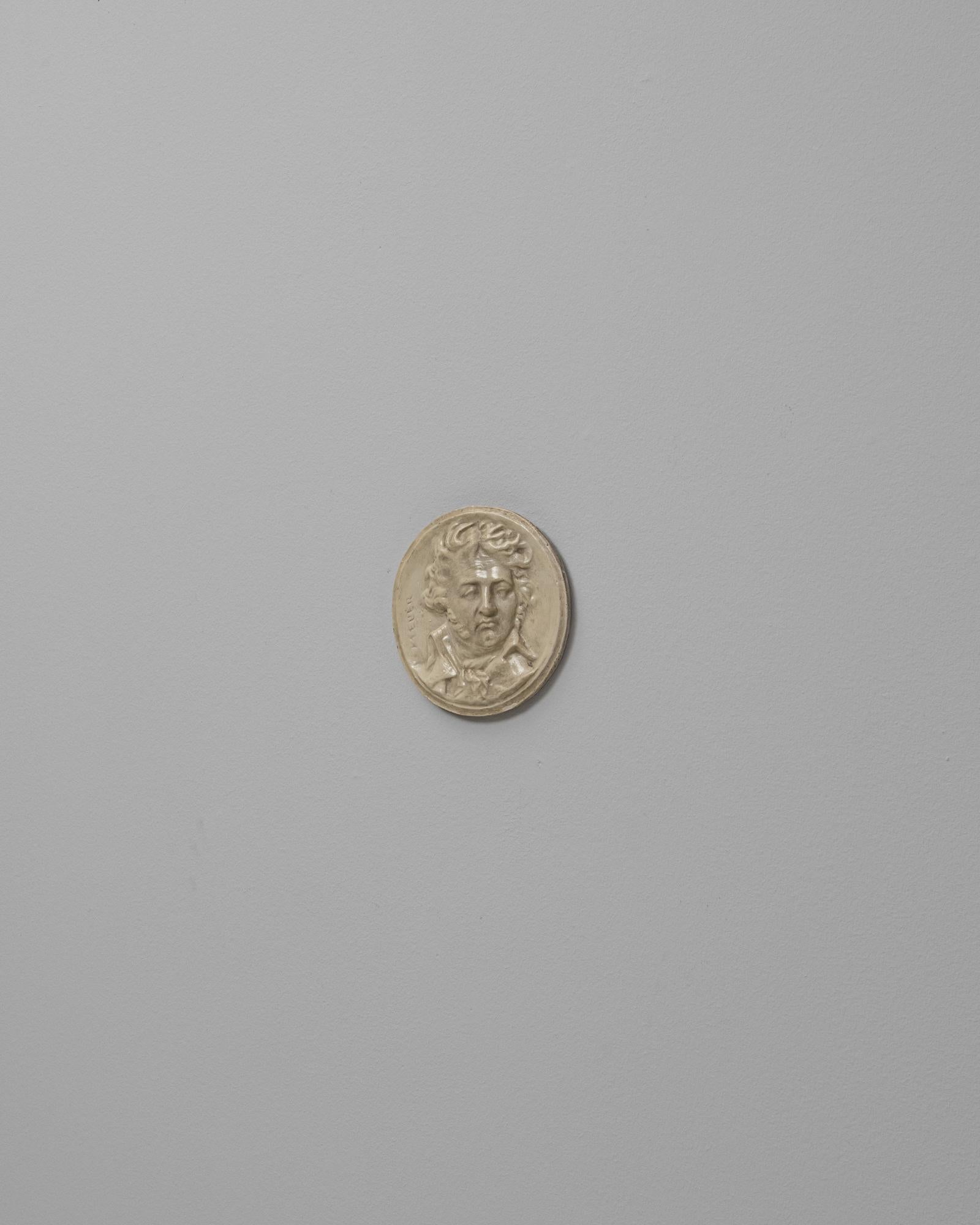 20. Jahrhundert Frankreich keramische Wand Kunst eines Mannes von Kleber im Zustand „Gut“ im Angebot in High Point, NC