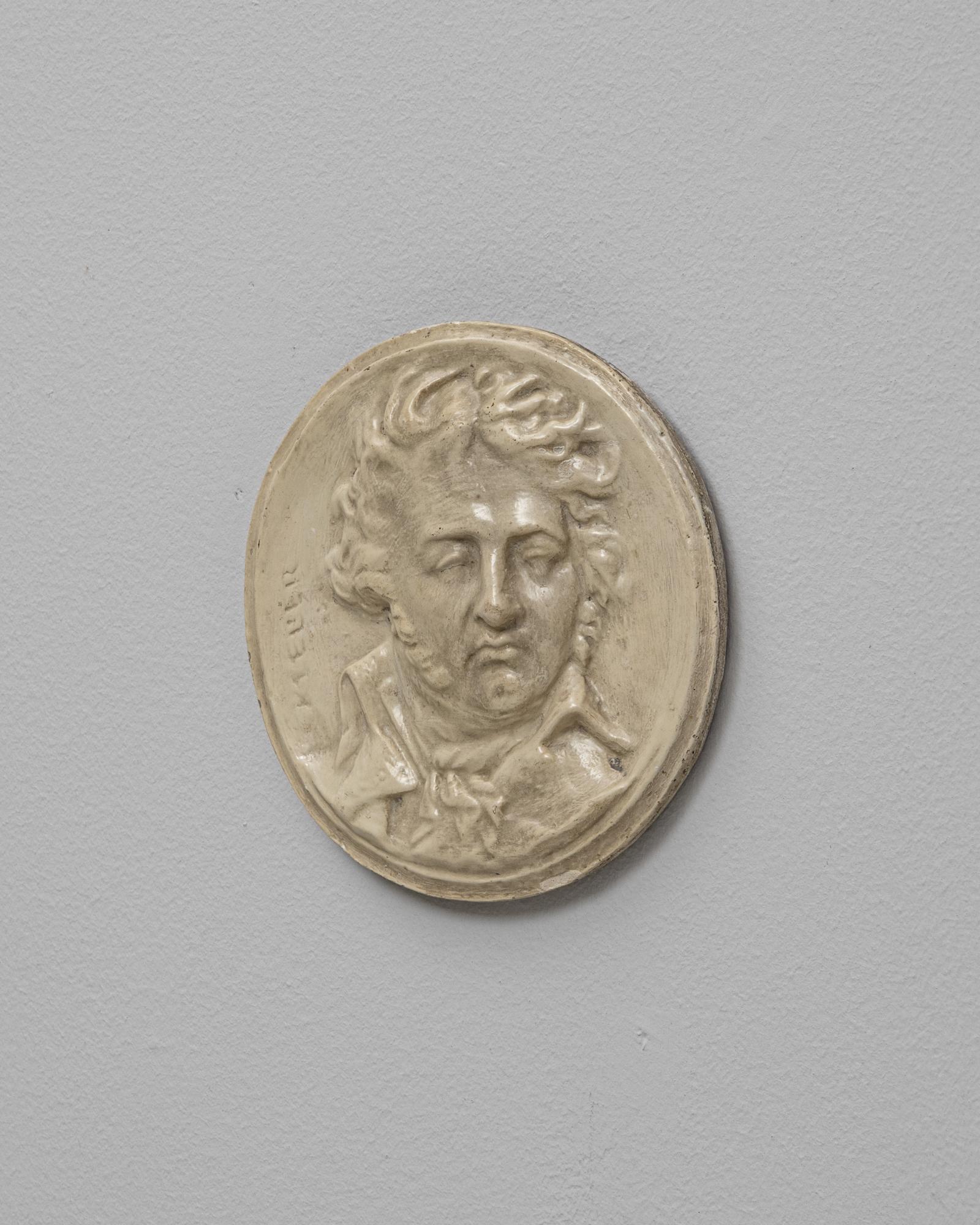 20. Jahrhundert Frankreich keramische Wand Kunst eines Mannes von Kleber im Angebot 1