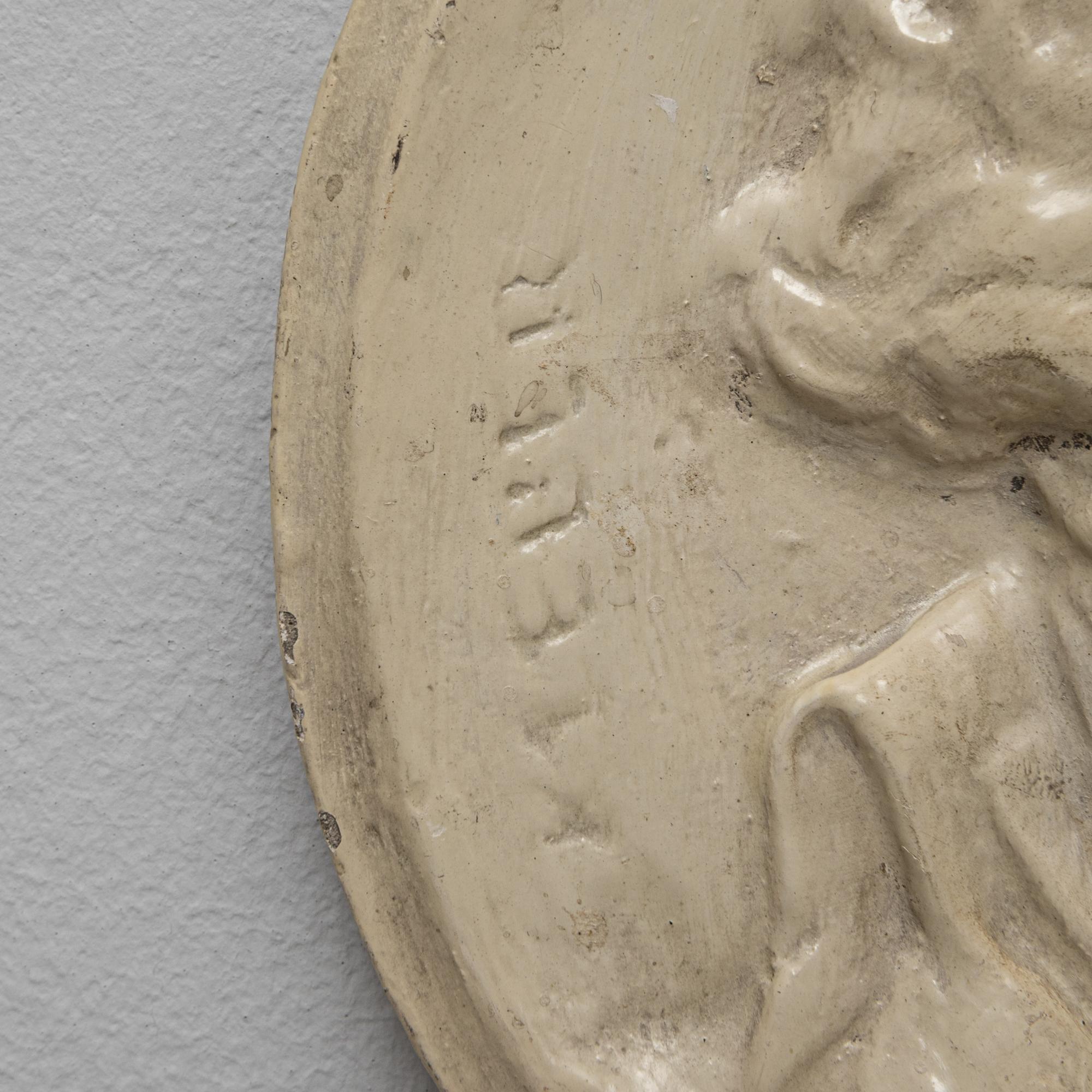 20. Jahrhundert Frankreich keramische Wand Kunst eines Mannes von Kleber im Angebot 3