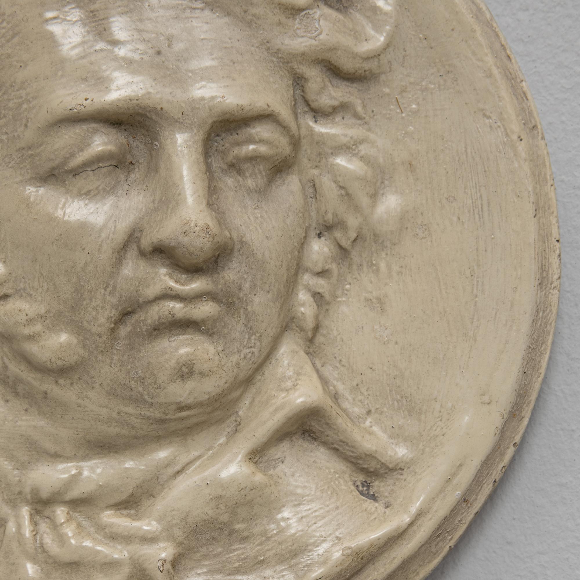 20. Jahrhundert Frankreich keramische Wand Kunst eines Mannes von Kleber im Angebot 4