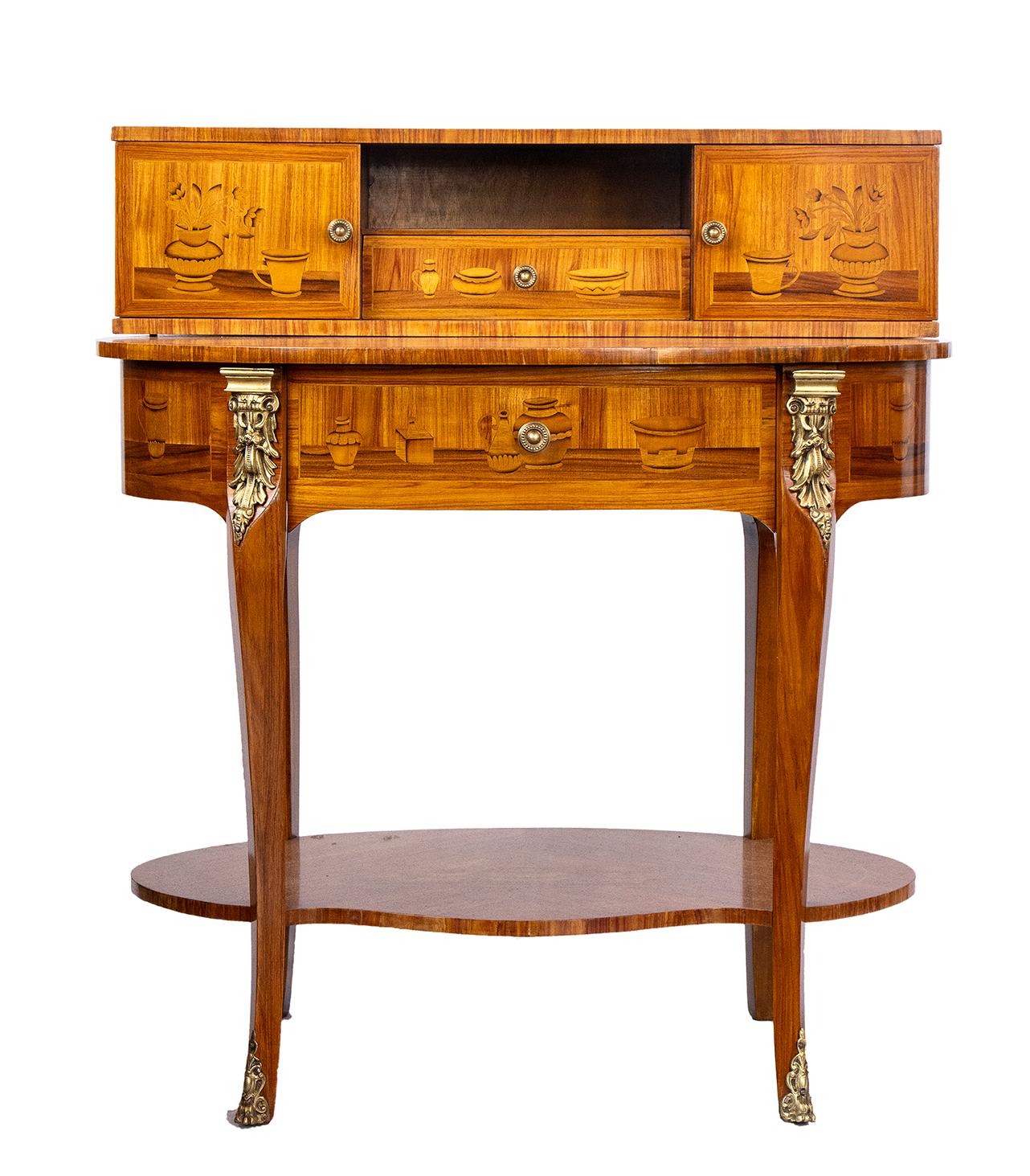 Purple ebony centre desk - France, 20th century, in the manner of CHARLES TOPINO, XIX century
Purple ebony inlaid with fruit wood with veneered top and table representing still life motifs.
Height x width x depth: 95 x 85 x 58.5 cm.
Item condition