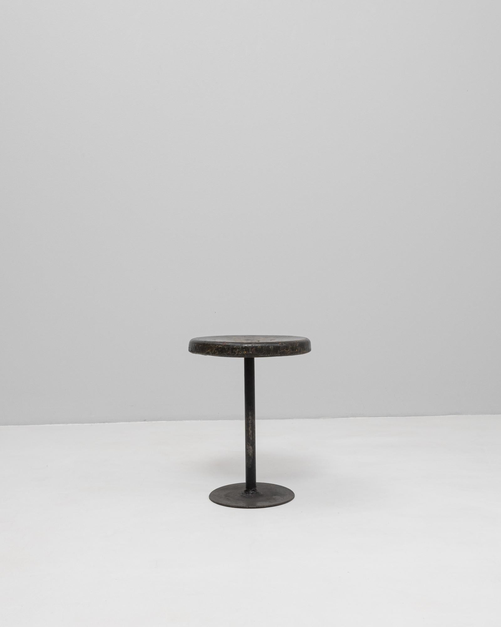 France, 20e siècle Tabouret en métal avec assise en bois Bon état - En vente à High Point, NC