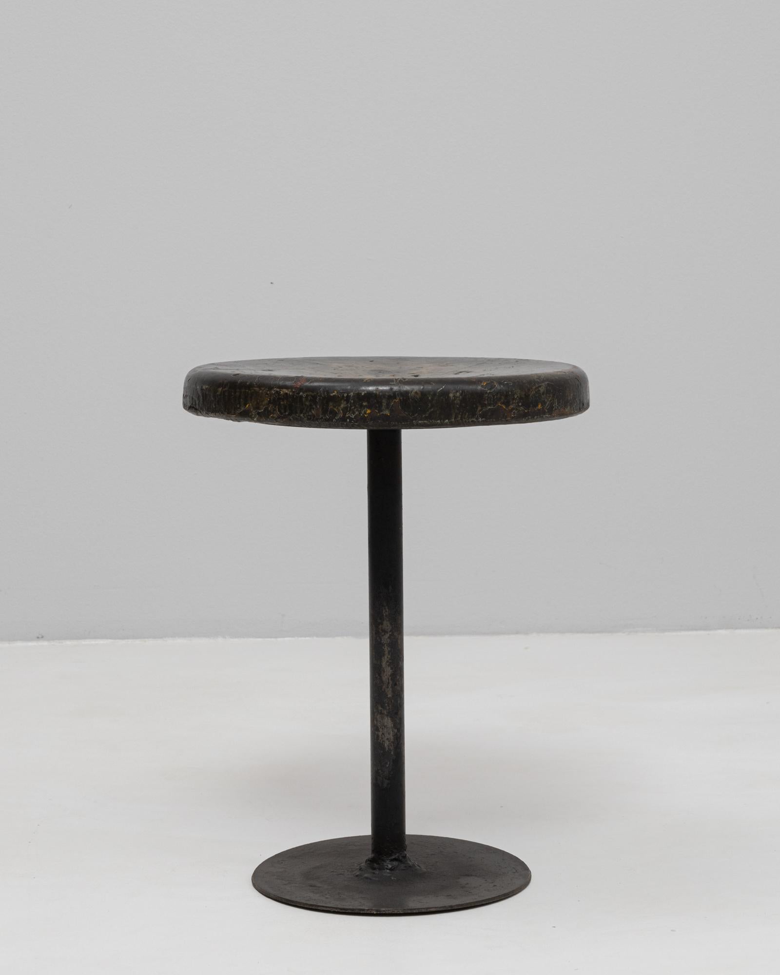 Métal France, 20e siècle Tabouret en métal avec assise en bois en vente