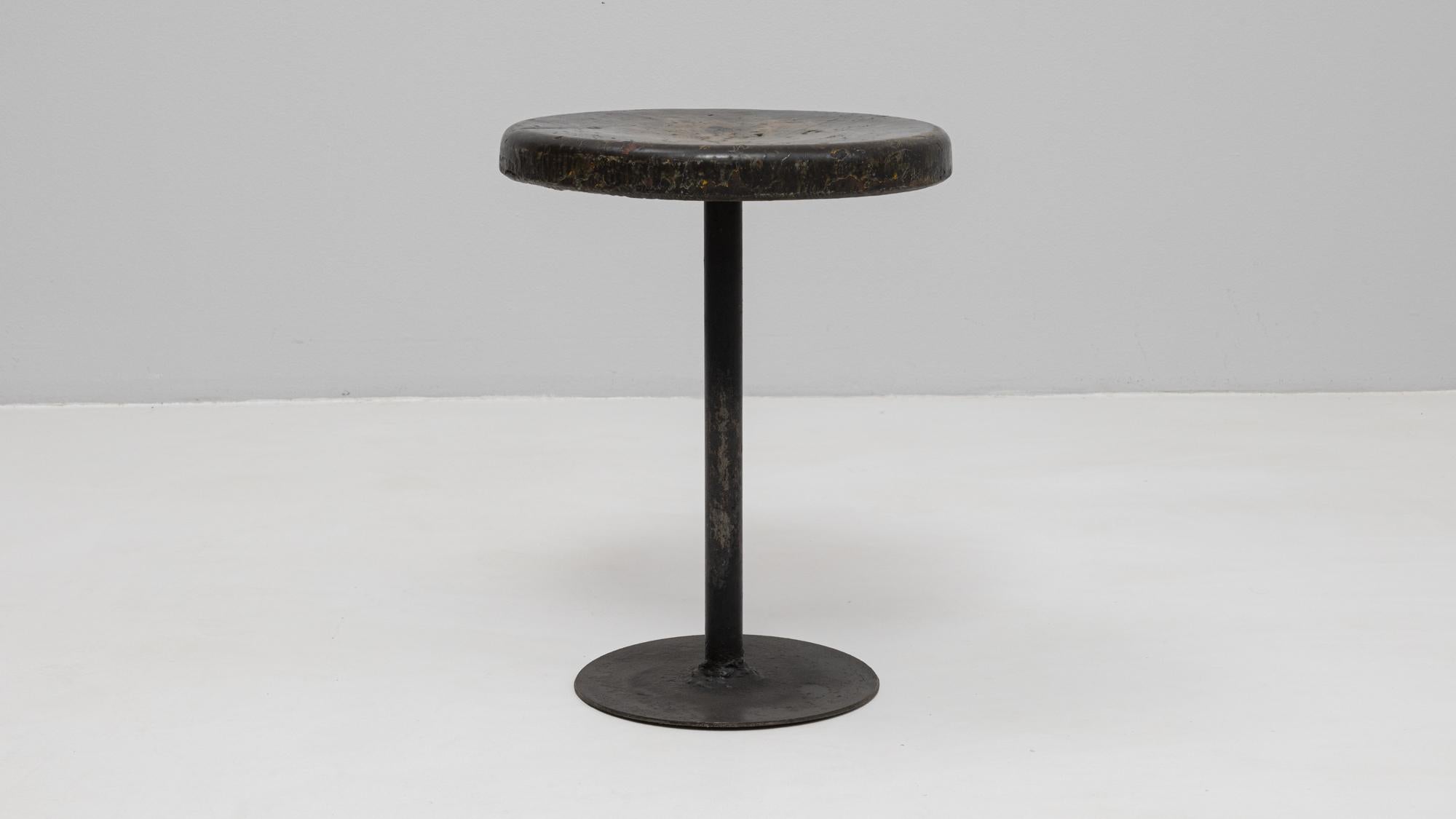 France, 20e siècle Tabouret en métal avec assise en bois en vente 1