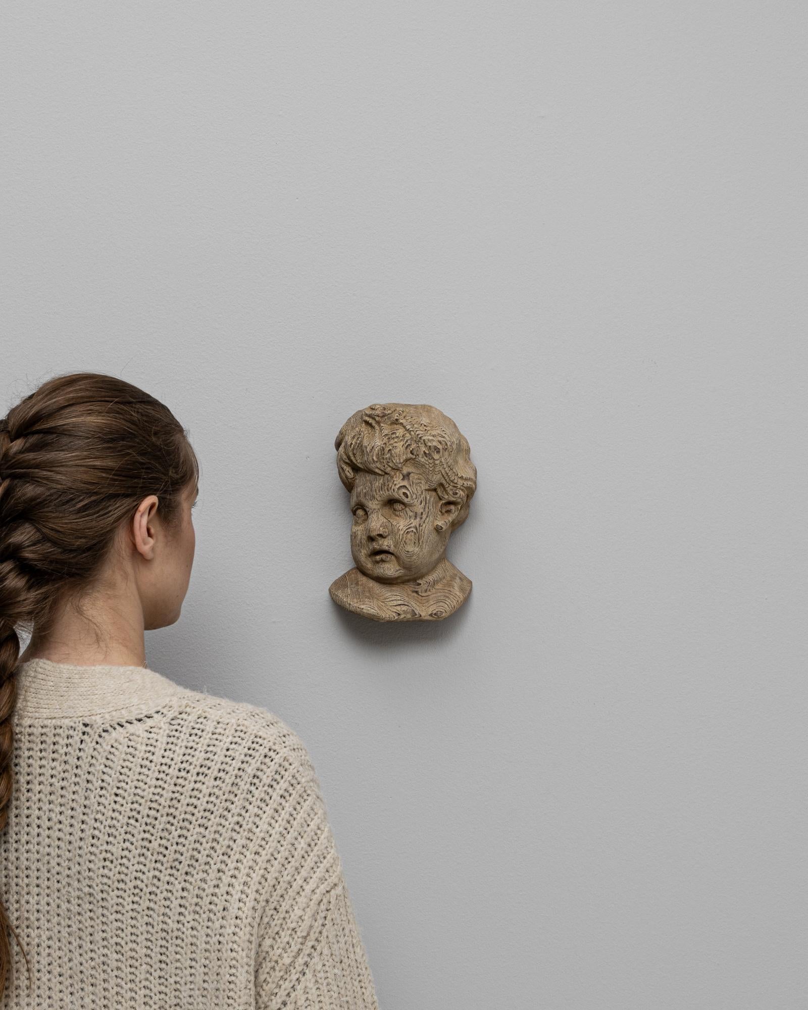 Français 20ème siècle France Sculpture murale en Oak Oak d'un bébé en vente