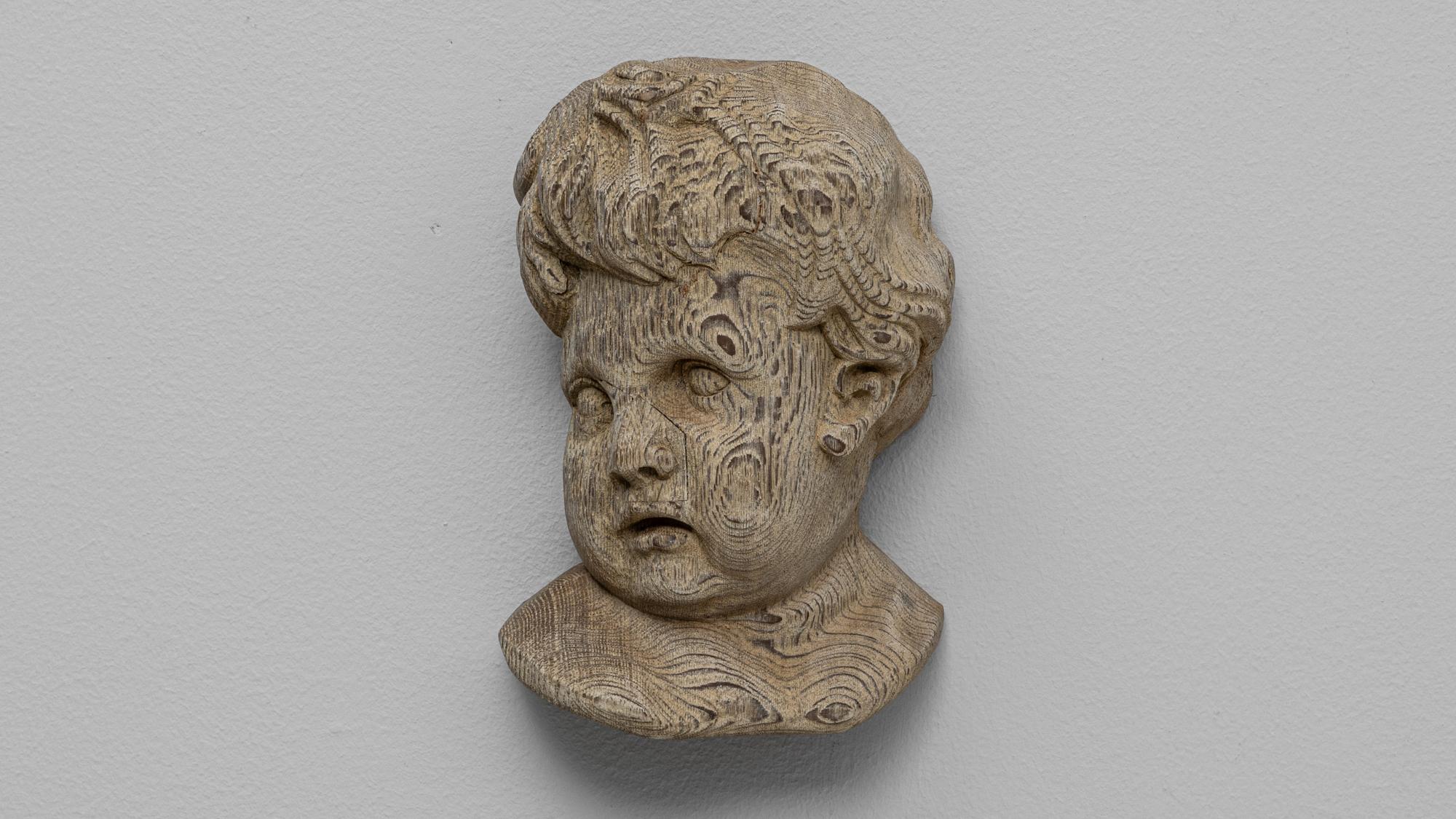 20ème siècle France Sculpture murale en Oak Oak d'un bébé en vente 1