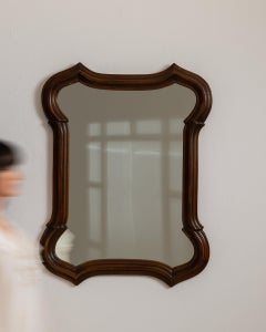 Specchio con bordi smerlati in legno intagliato, color noce scuro, Francia, XX secolo