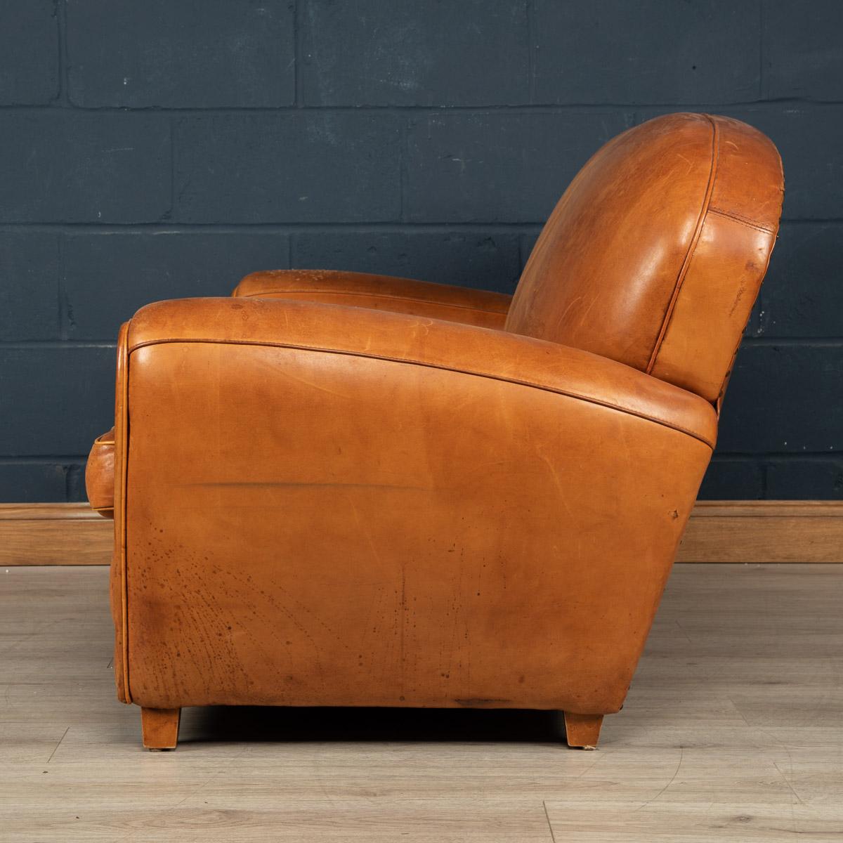 Ein hochwertiges Zweisitzer-Sofa aus Leder, hergestellt in Frankreich gegen Ende des letzten Jahrhunderts. Der handgefertigte Holzrahmen ist mit einem wunderbar hellbraunen Leder überzogen, das sich geschmeidig anfühlt und äußerst bequem ist. Auch