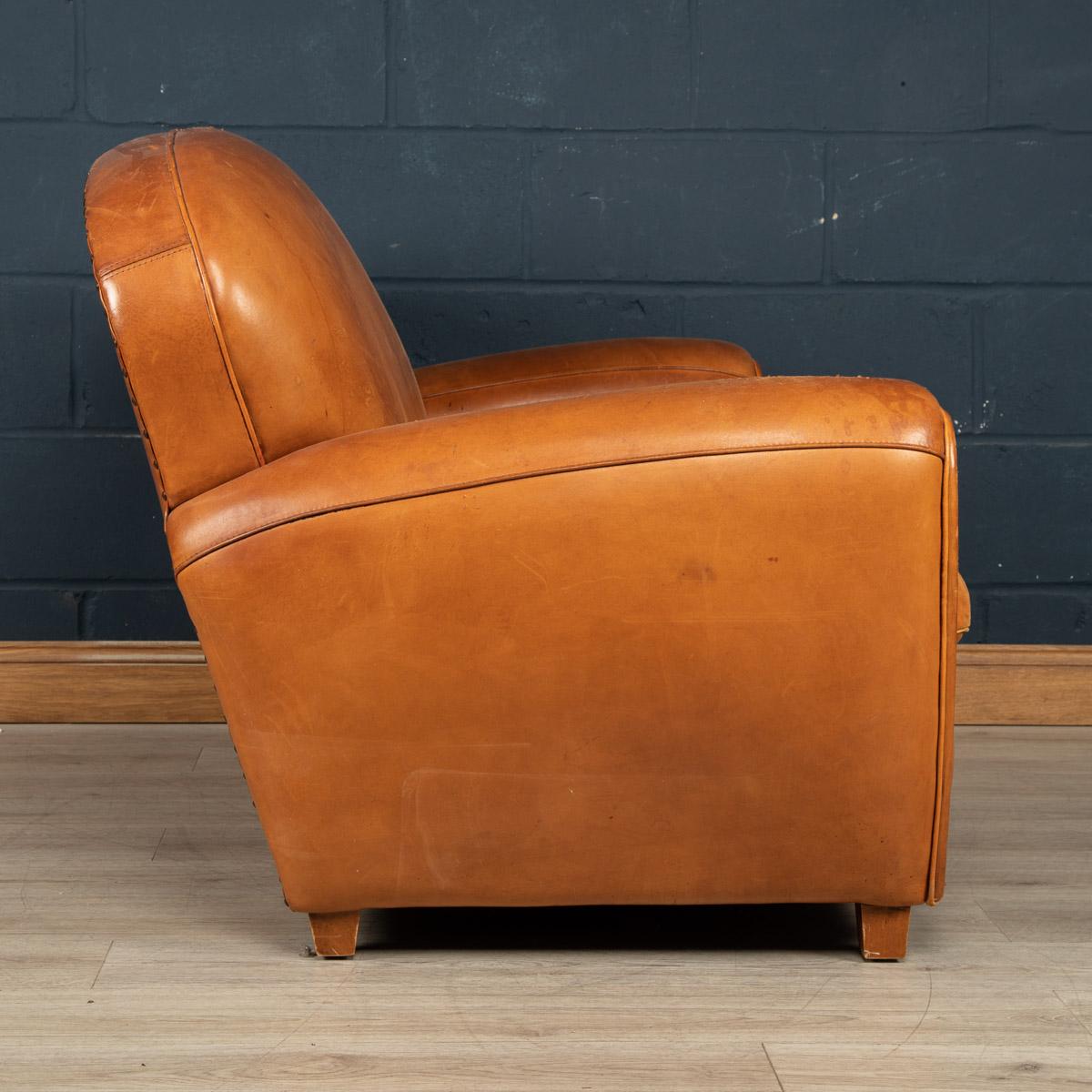 20. Jahrhundert Frankreich Zweisitzer Tan Schafsleder Sofa im Zustand „Gut“ im Angebot in Royal Tunbridge Wells, Kent