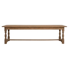 Panca lunga in rovere color miele invecchiato con rifiniture borchiate, Francia, XX secolo