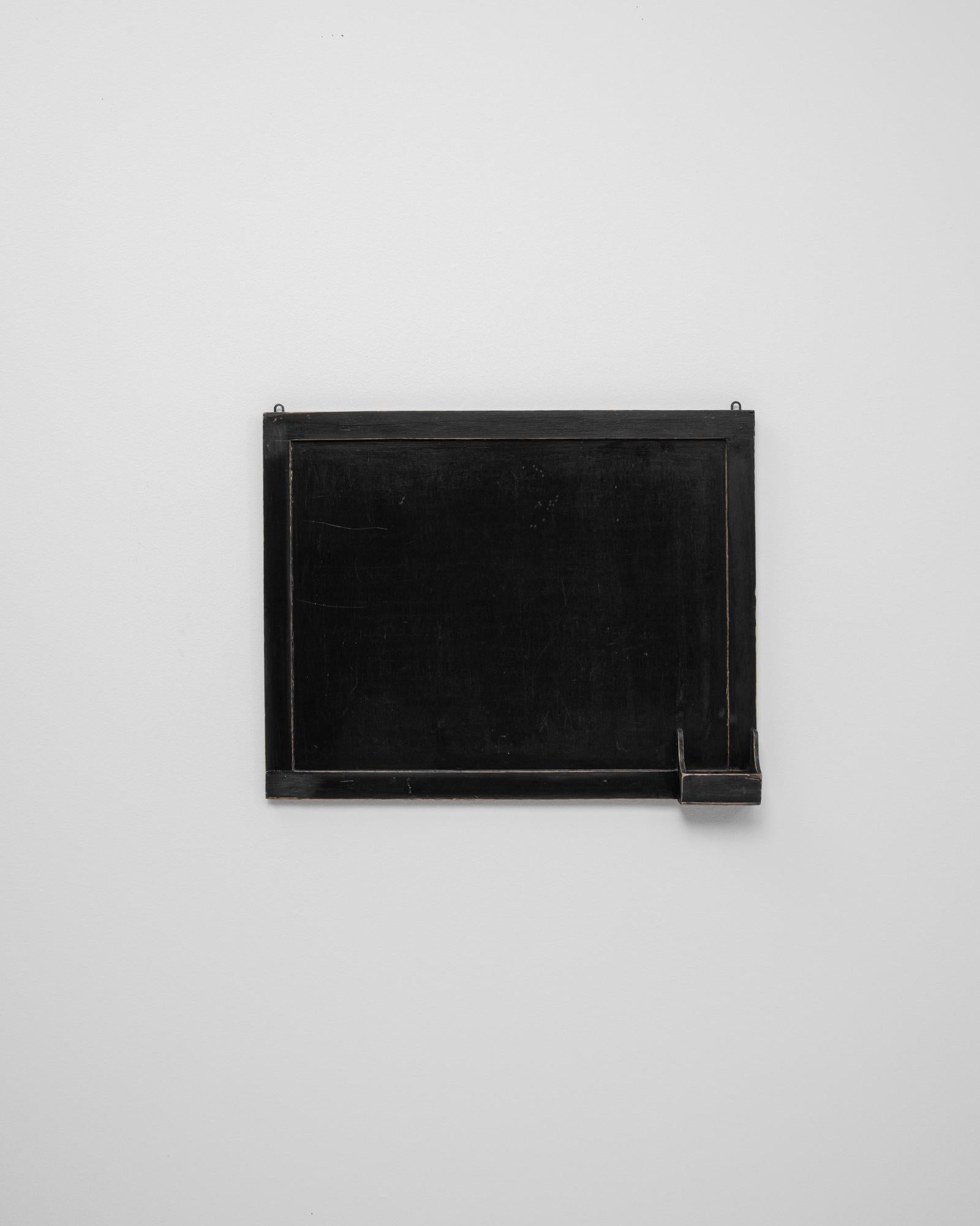 20. Jahrhundert Französisch Holztafel. Diese holzgerahmte Kreidetafel ist ein charmantes Relikt aus den französischen Schulzimmern des frühen 20. Jahrhunderts, das die Einfachheit und Nützlichkeit des klassischen Bildungsdesigns widerspiegelt. Die