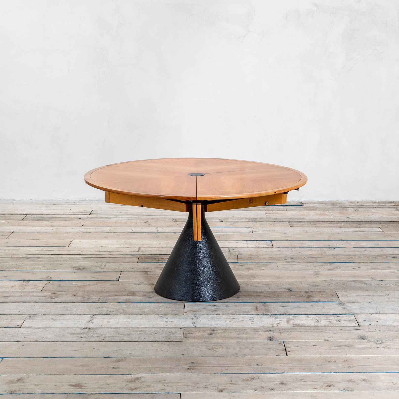 Table model Click designed by Francesco Fois for Bernini in 1986. The table has the structure in lacquered metal and the top in wood. When closed, the table has a round top, but if necessary, it could be extended with three couple of wood, otherwise
