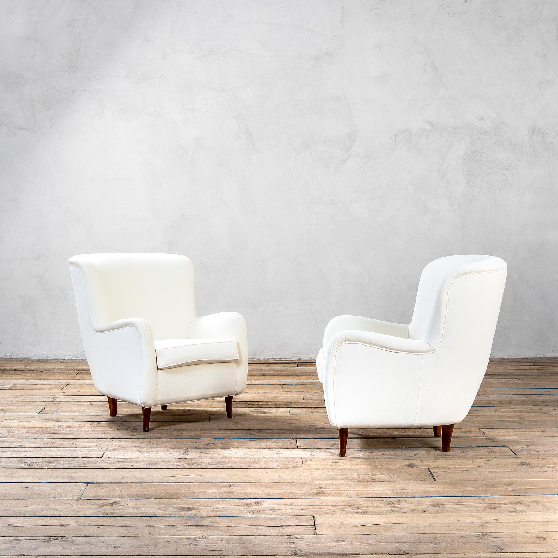 Paire de merveilleux fauteuils attribués au grand maître du design italien Franco Albini. Les fauteuils ont une structure de 4 pieds en bois et la tapisserie a été renouvelée et elle est en tissu blanc.
Très confortable et idéal pour une variété de