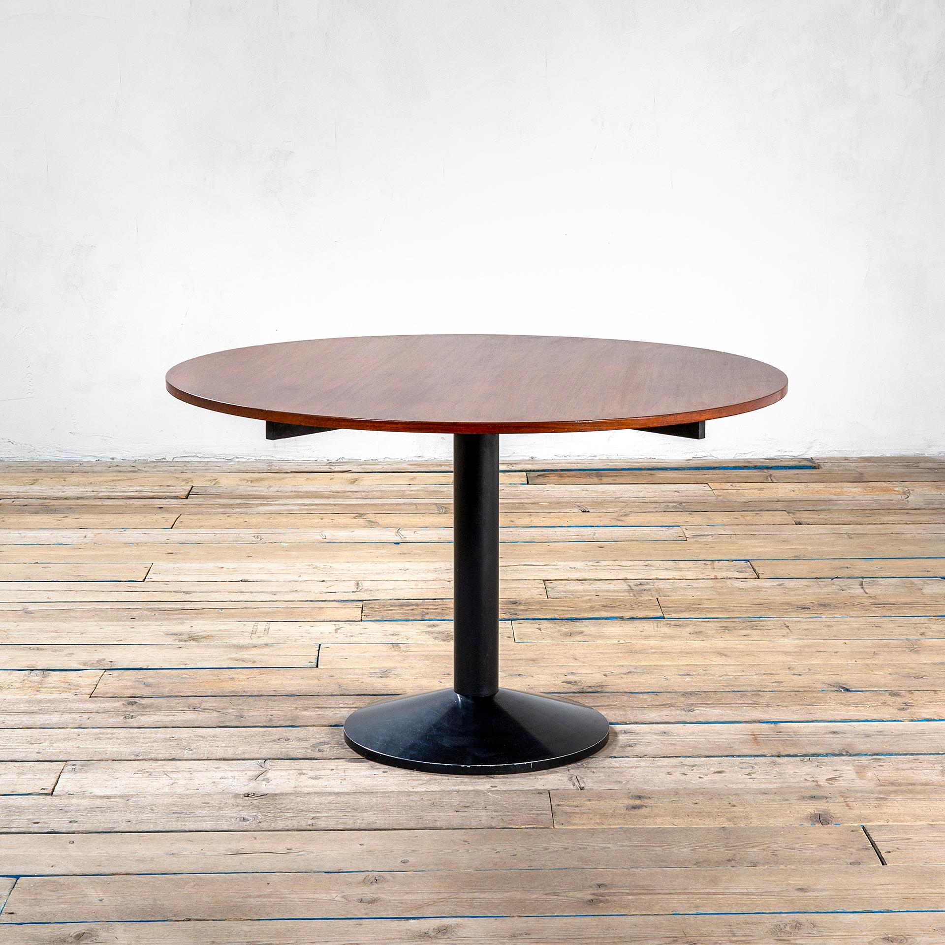 Iconic table designed by the great italian maestro Franco Albini in '50s. The name of the model is TL30, and it summarizes big part of the Albini's research: the theme of the lightness, research of the materials and obsession with balance. The