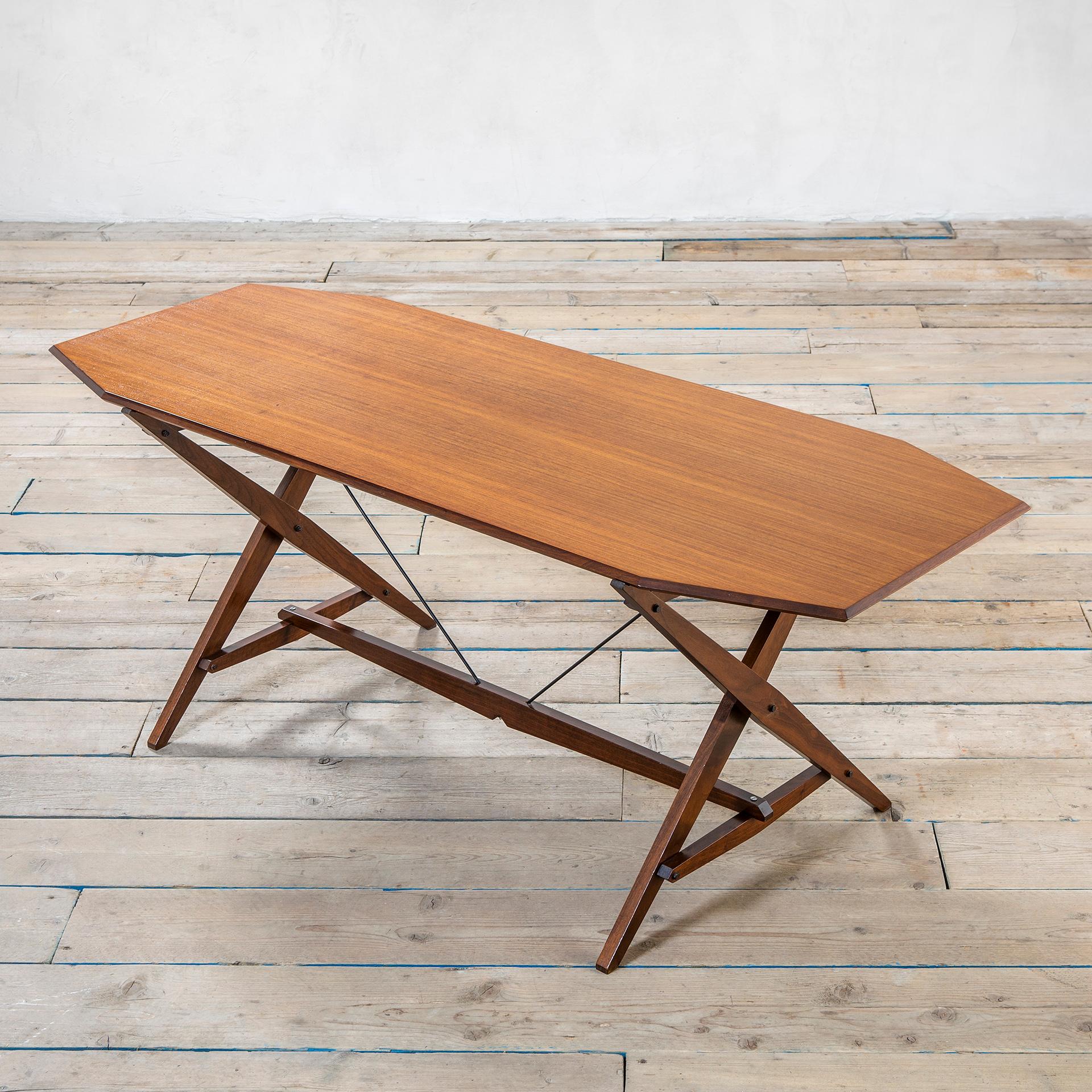Iconic table designed by the great Italian maestro Franco Albini in the 50s. The model is TL2 better known as 