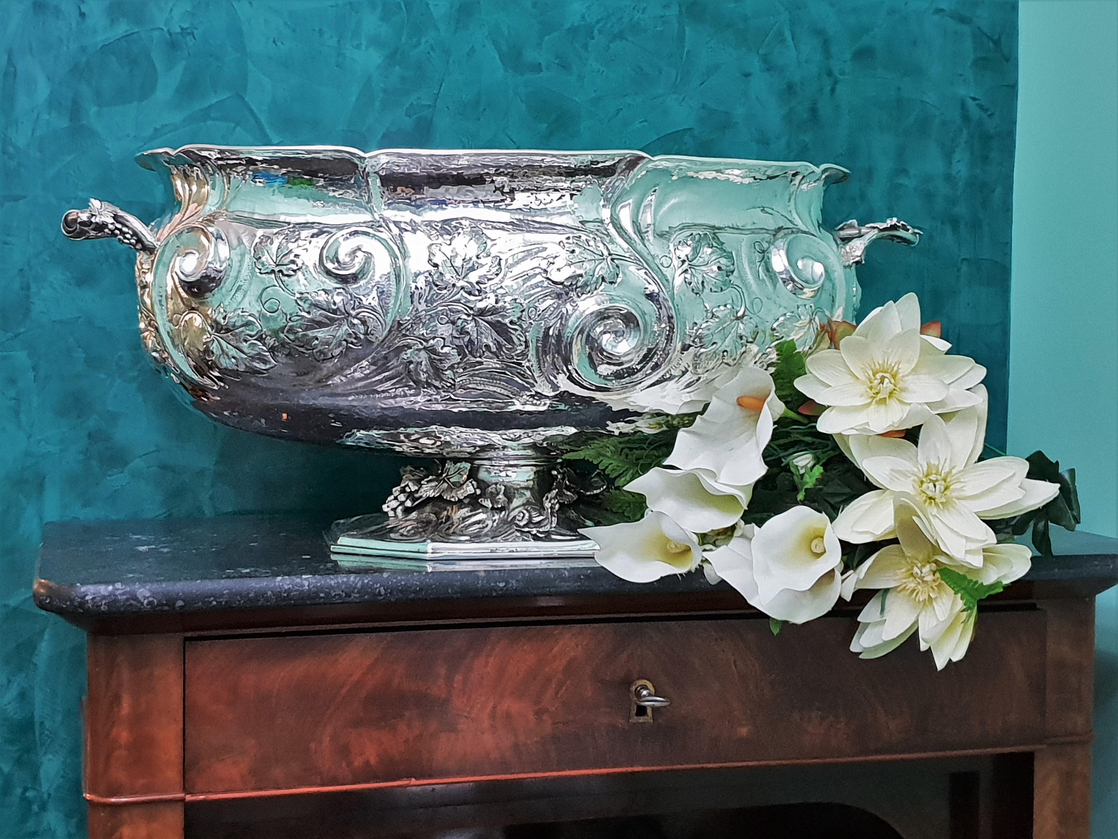20th Century Fratelli Ponzone Rococo Engraved Silver Centerpiece, 1930s In Excellent Condition For Sale In Florence, IT