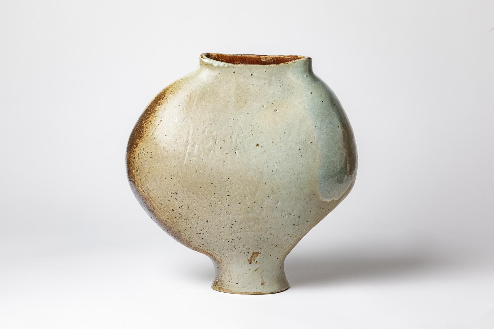 Jacqueline e Bernard Courcoul

Vaso in ceramica di Jacqueline e Bernard Courcoul, realizzato a mano e unico nel suo genere.

Colori degli smalti ceramici blu e grigi

Design originale del XX secolo in ceramica a forma libera realizzato circa nel