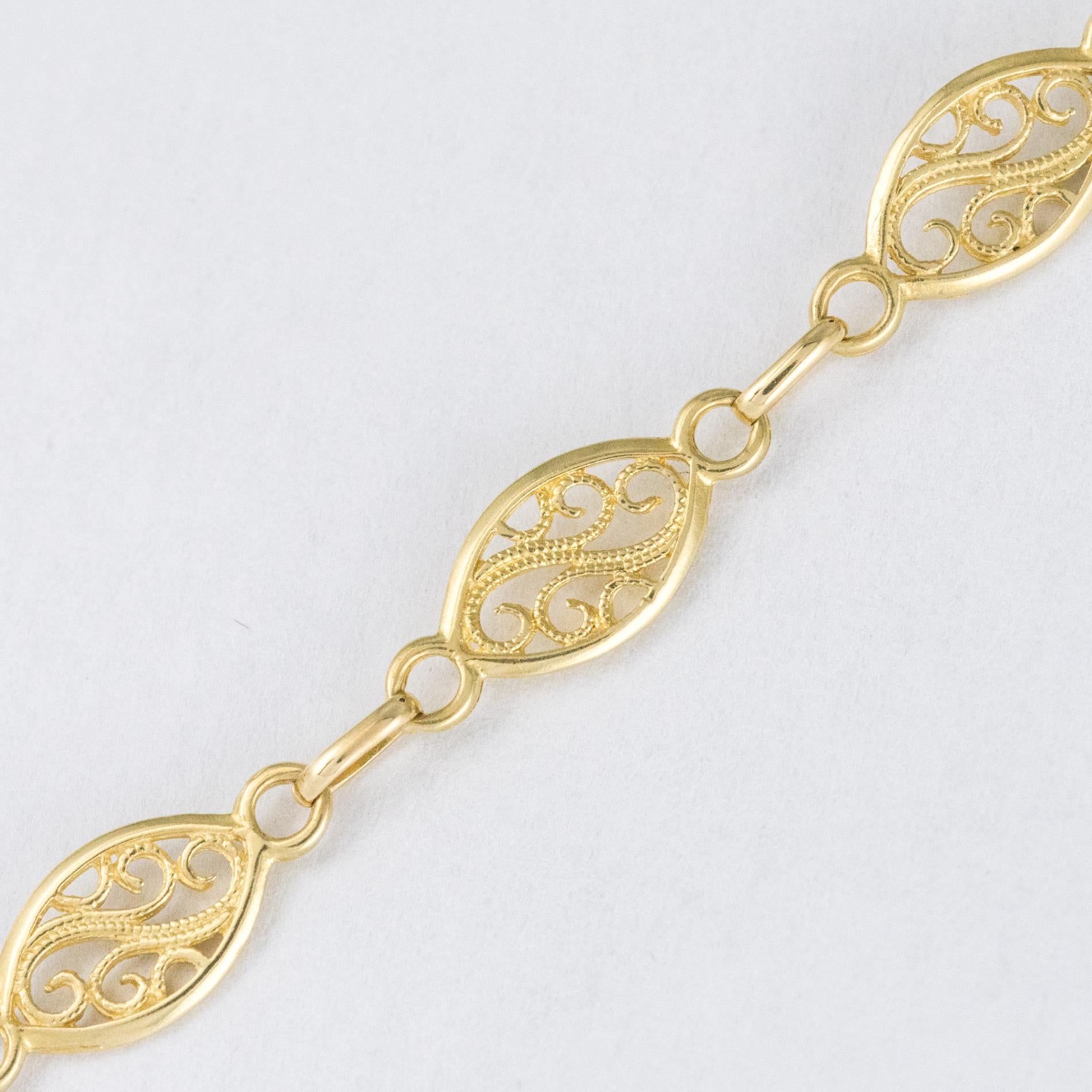 20th Century French 18 Karat Yellow Gold Filigree Shuttle Chain Necklace In Good Condition In Poitiers, FR