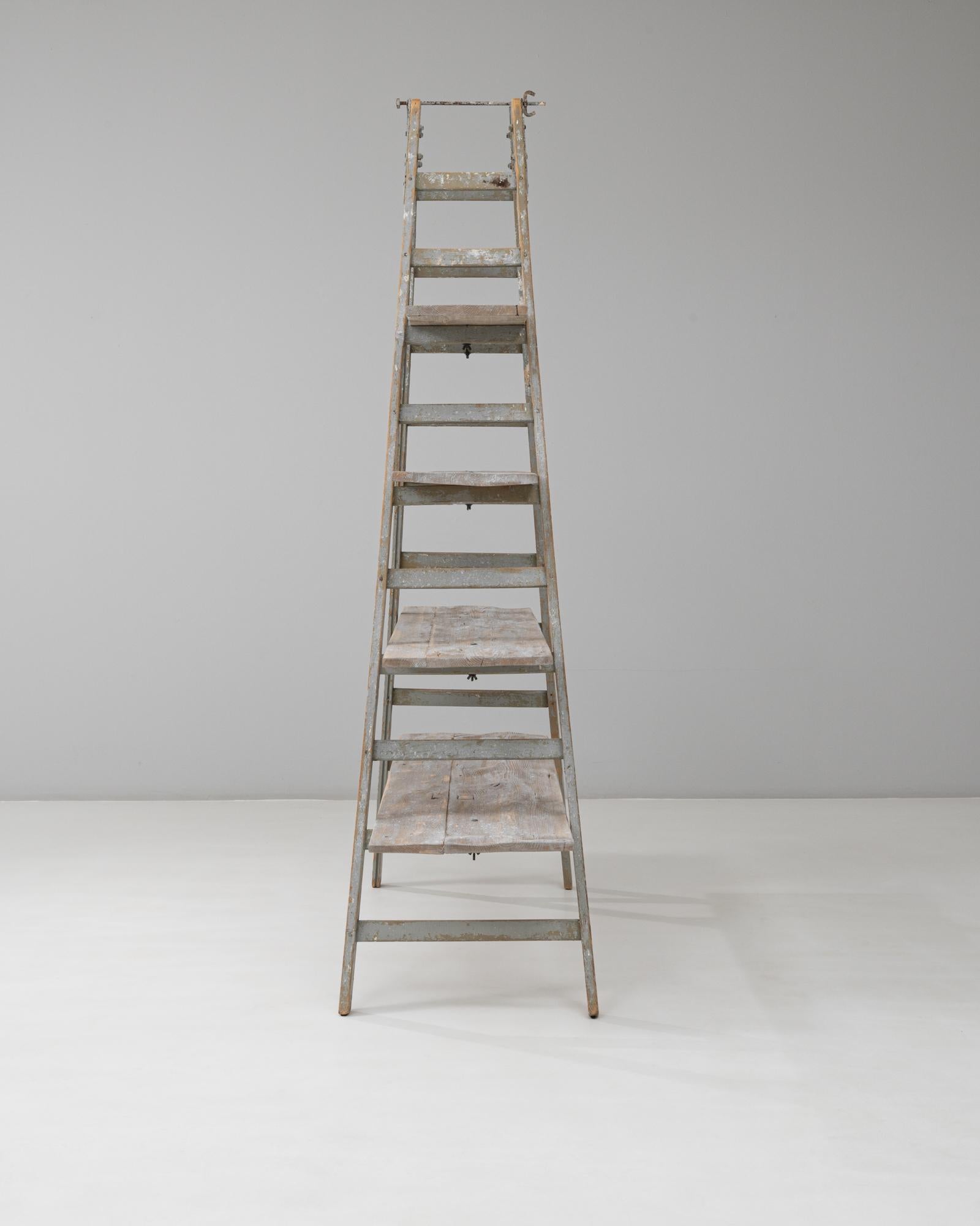 Scaffale francese con struttura ad A del XX secolo In condizioni buone in vendita a High Point, NC