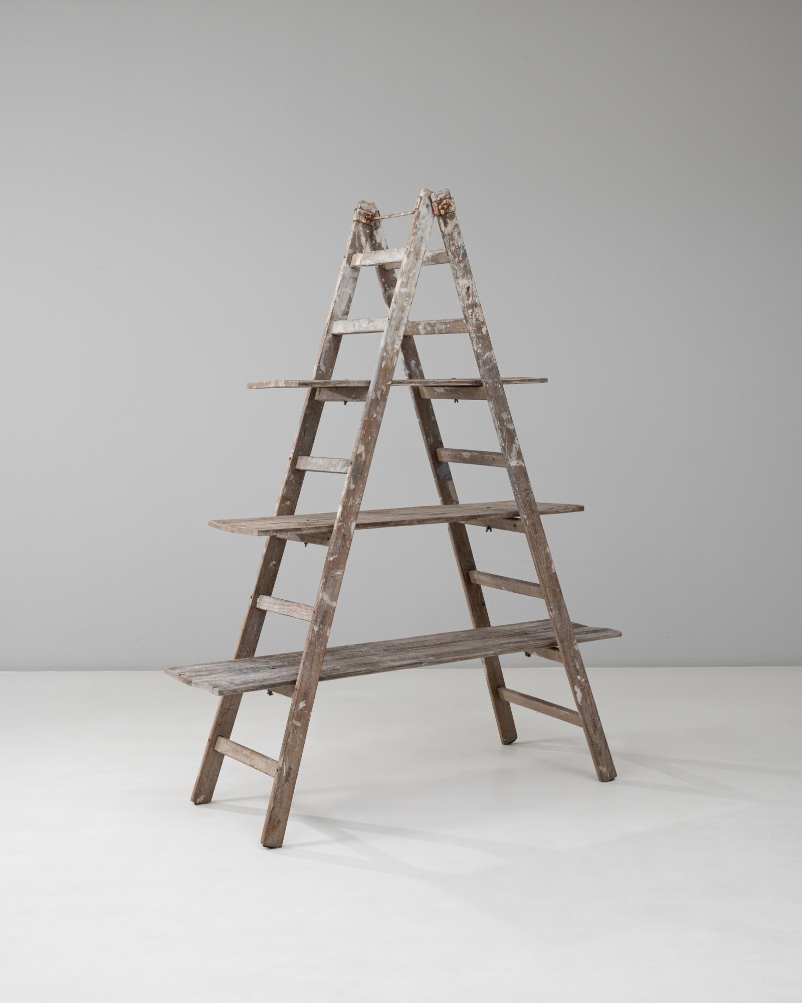 Legno Scaffale francese con struttura ad A del XX secolo in vendita