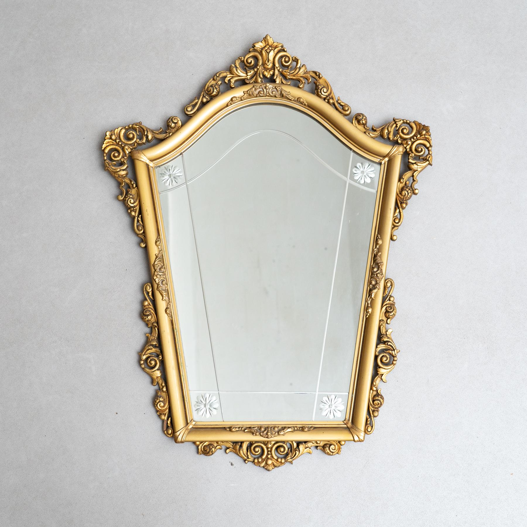 Embrassez l'élégance intemporelle de ce miroir corne d'abondance en or ancien français du 20e siècle, une pièce étonnante qui ajoutera une touche de beauté raffinée à votre intérieur. Fabriqué en France, ce miroir exquis présente des détails