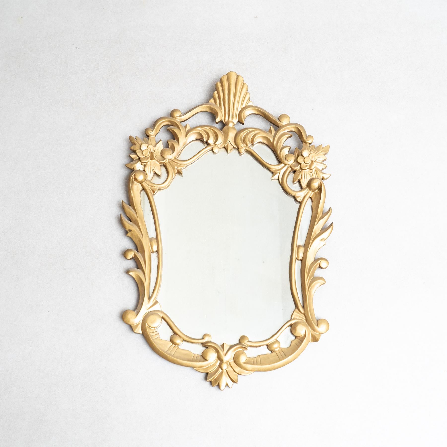 Embrassez l'élégance intemporelle de ce miroir corne d'abondance en or ancien français du 20e siècle, une pièce étonnante qui ajoutera une touche de beauté raffinée à votre intérieur. Fabriqué en France, ce miroir exquis présente des détails